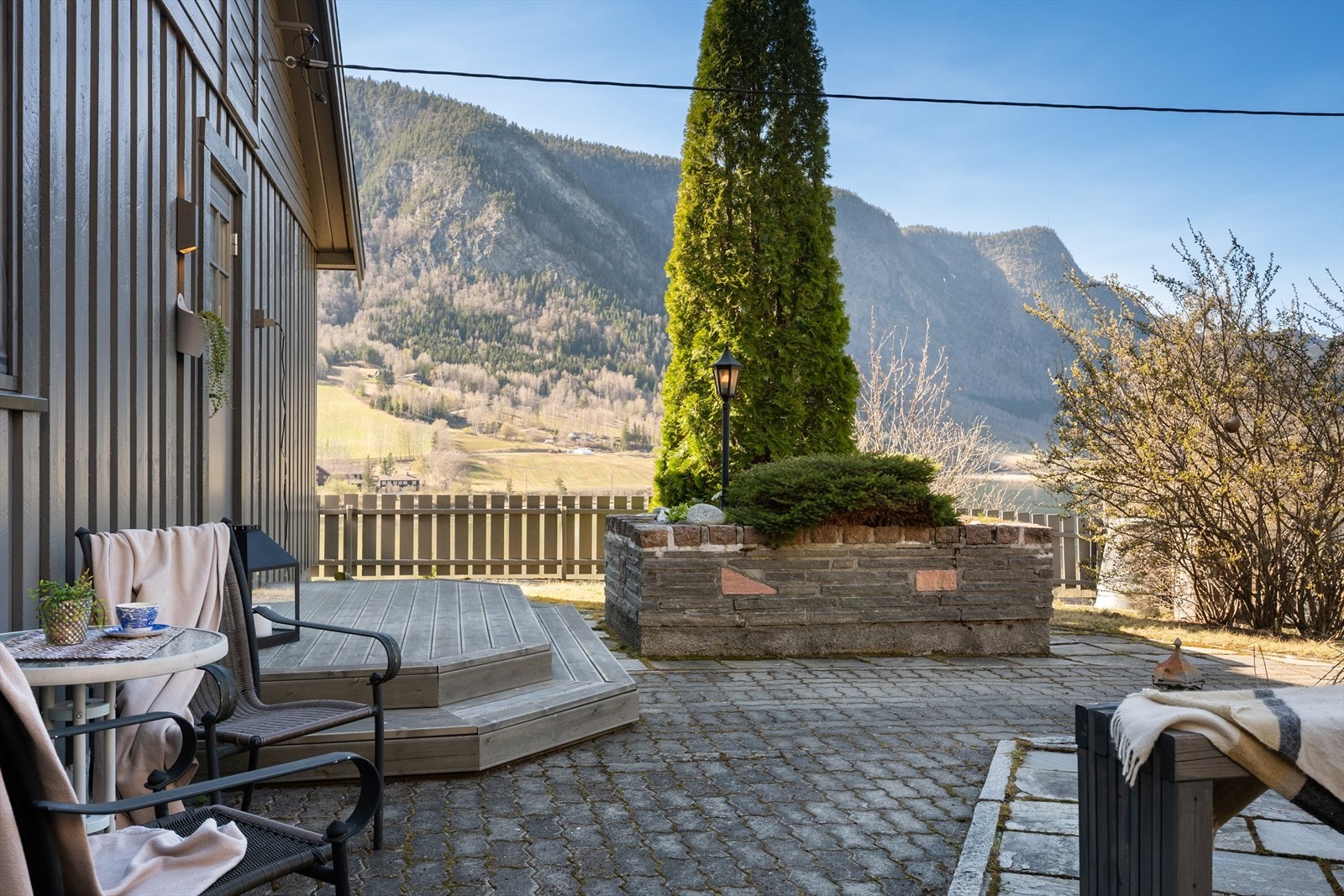 I tillegg er det anlagt en hyggelig uteplass ved inngangen til boligen. Galleribilde