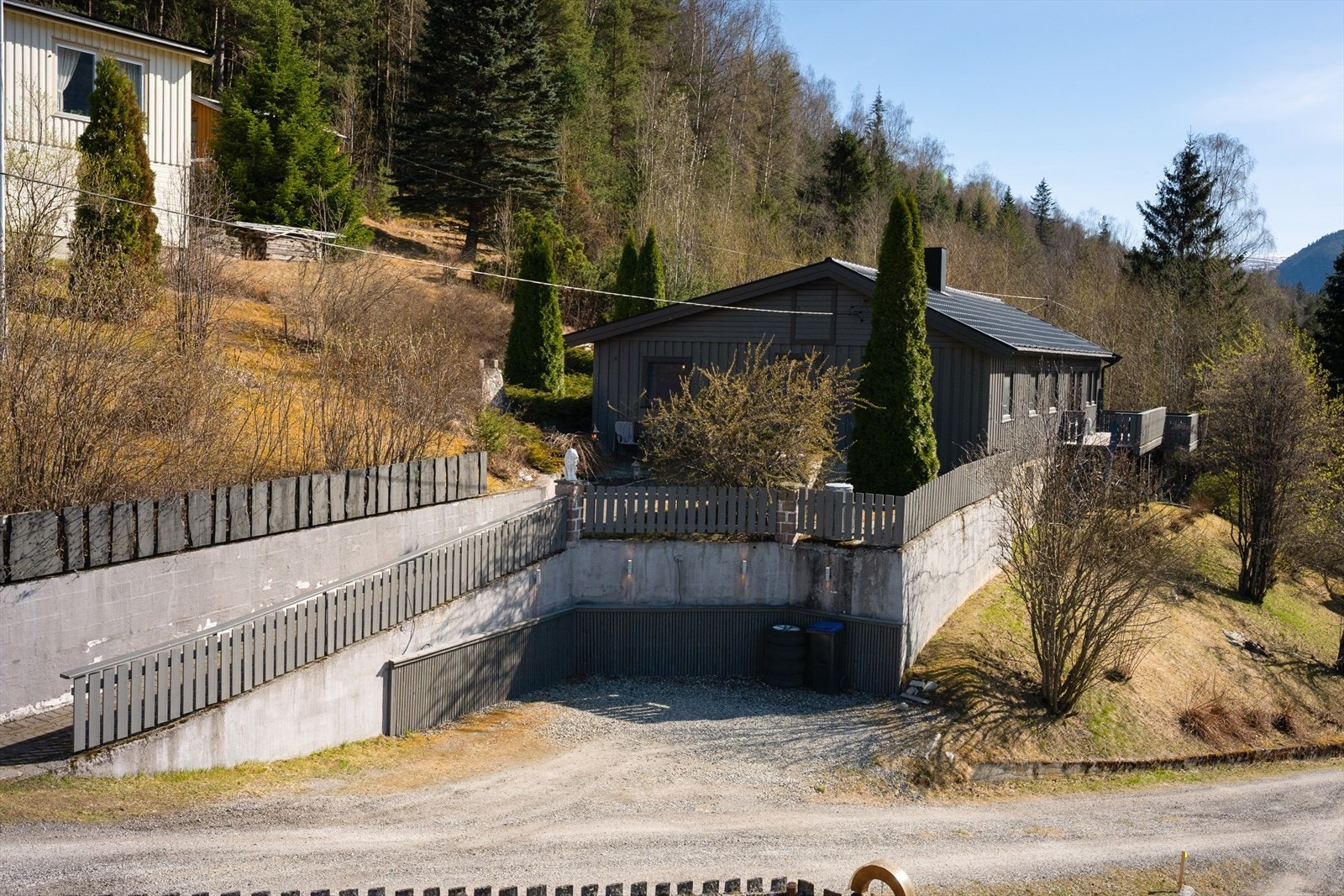 Eiendommen har gruset adkomst og gårdsplass. Parkering på biloppstillingsplass. Gangveg inn til boligen er belagt m/stein. Galleribilde