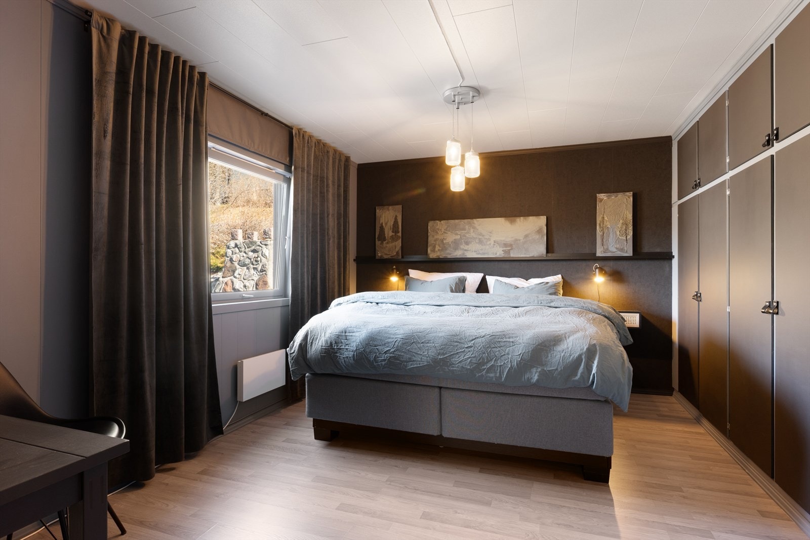 Boligen har til sammen 3 soverom. Både hovedsoverom og soverom 2 har plass til dobbeltseng. Galleribilde