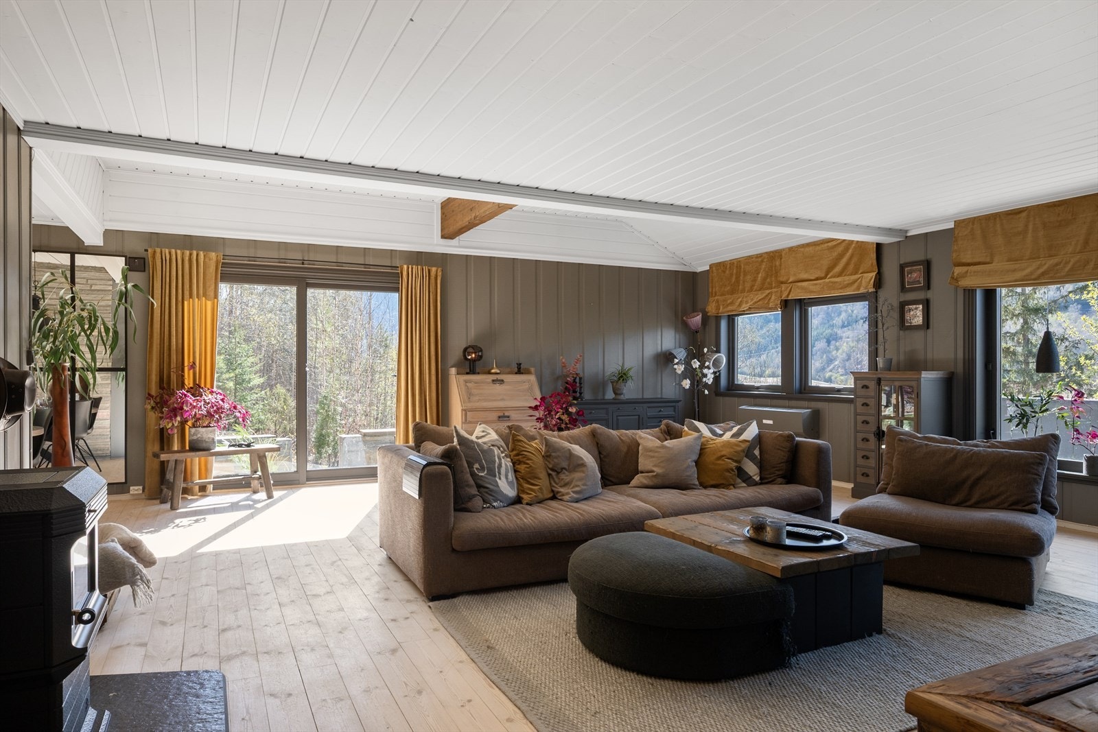 Videre inn ligger en luftig stue. Galleribilde