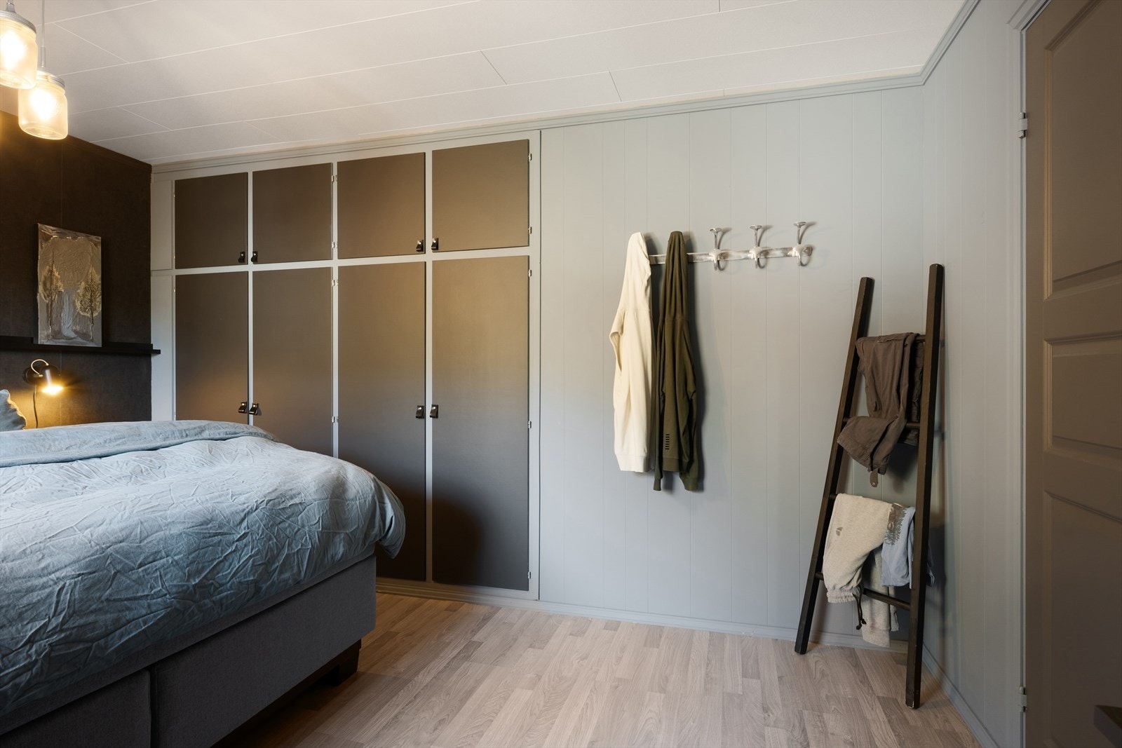 Hovedsoverommet er romslig og har oppbevaringsplass i plassbygd garderobe. Galleribilde