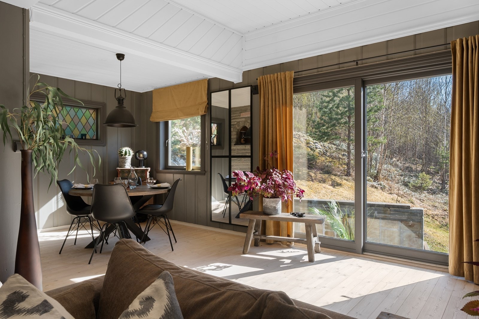 Fra stue og spisestue er det utgang til terrassen. Galleribilde