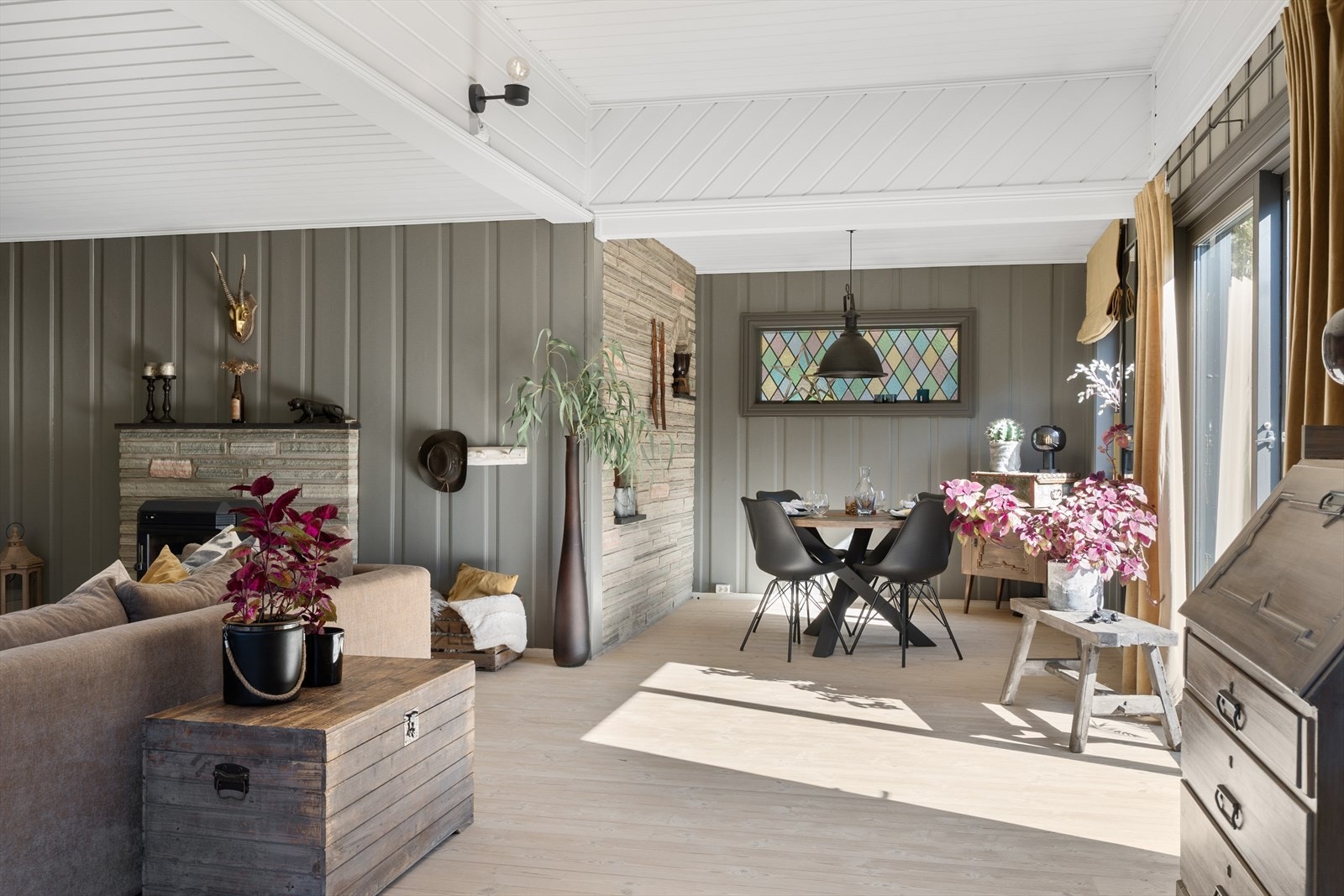 Fra kjøkkenet er det lett tilgang til spisestua. Galleribilde