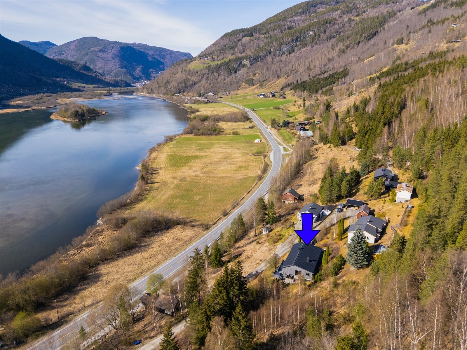 Eiendommen ligger landlig og fritt til mellom Otta og Sandbumoen. Galleribilde