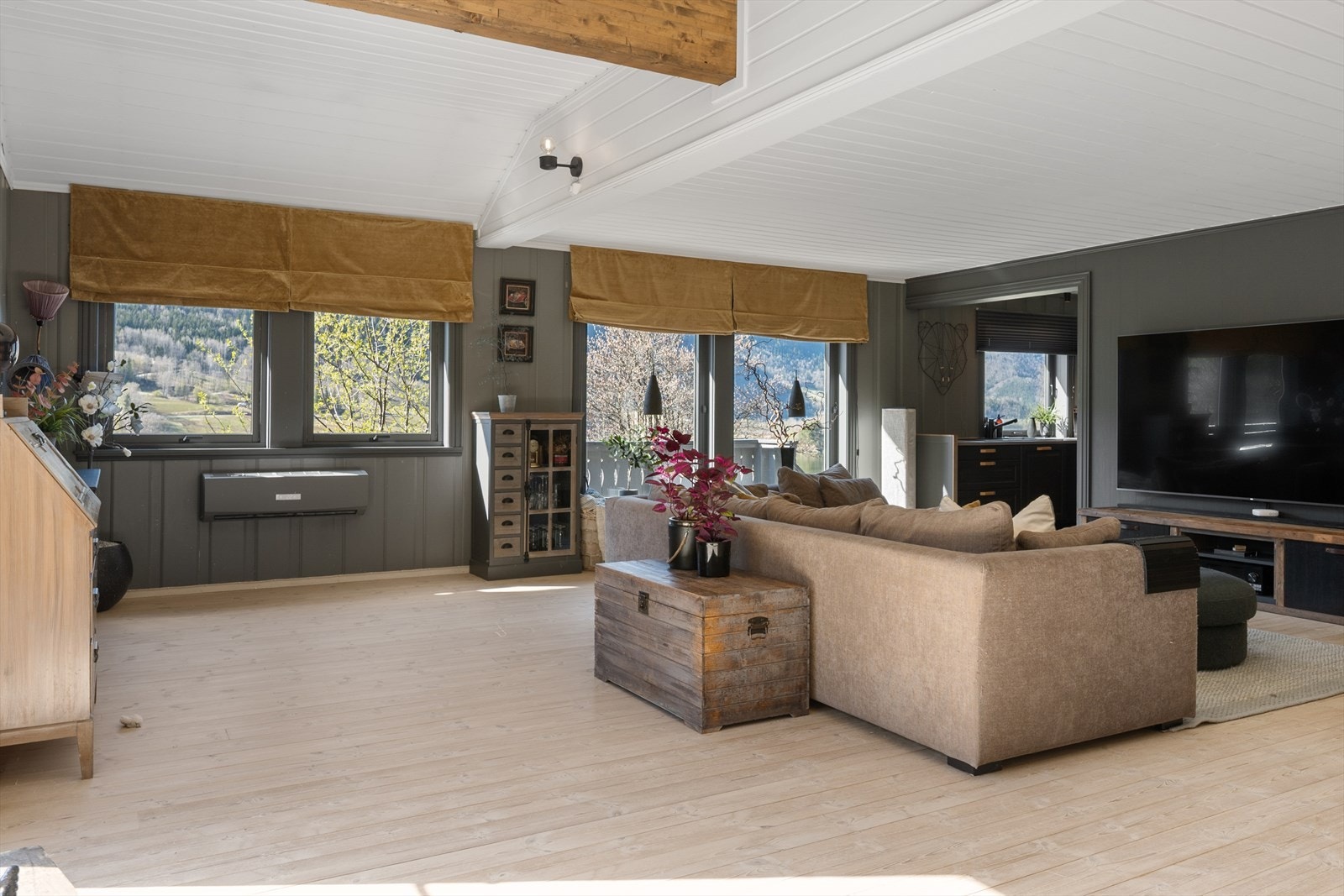 Overflater er holdt i lune farger og det er godt med lysinnslipp. Galleribilde