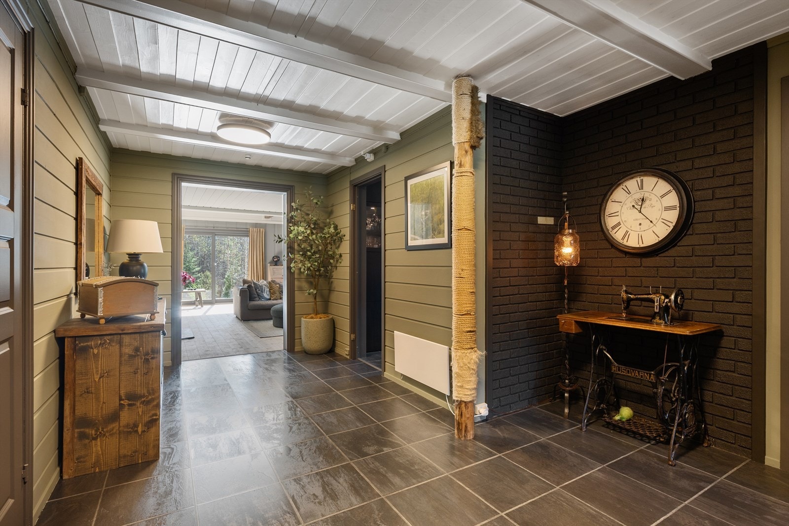 En lun og romslig entré og hall ønsker deg velkommen inn. Galleribilde