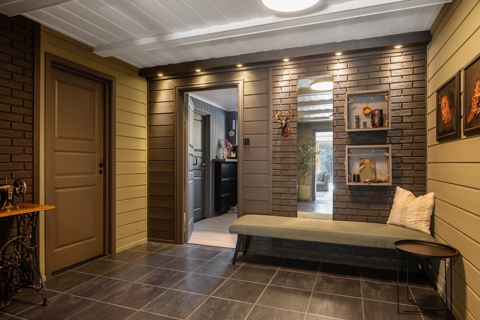 I hallen er det er god plass til både klær og sko mm. Galleribilde