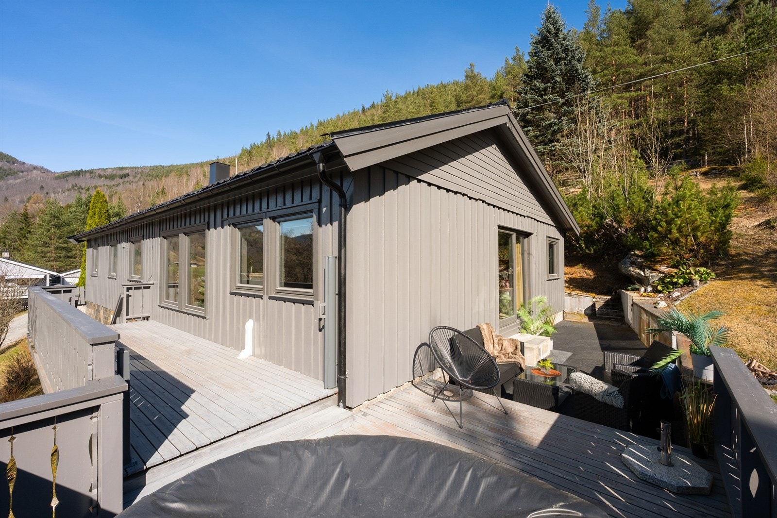 Fra den usjenerte uteplassen er det flott utsikt mot nærliggende områder! Galleribilde