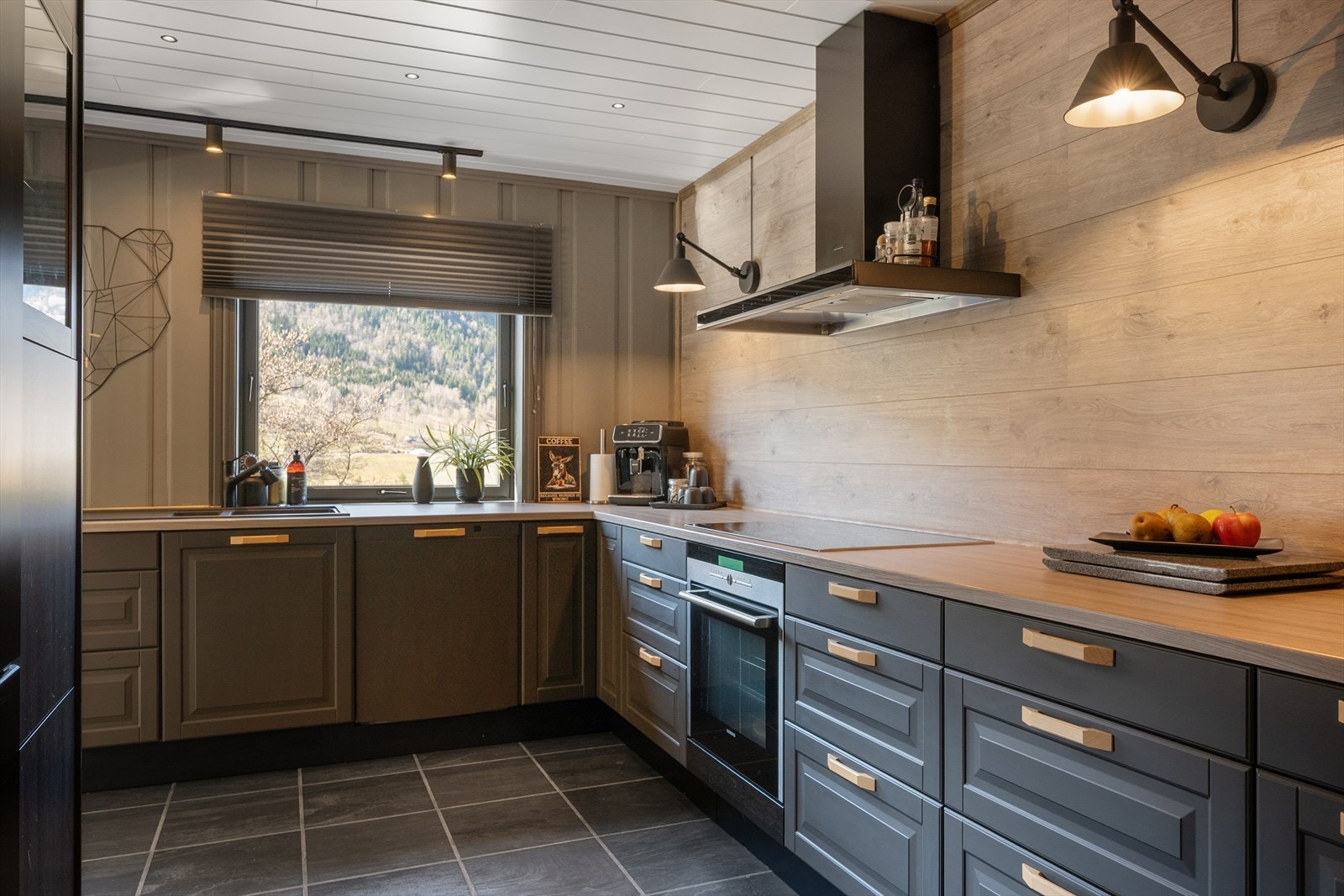 Innredningen ble oppgradert i 2014 m/nye fronter og benkeplate, og nedfelt komposittkum. Galleribilde