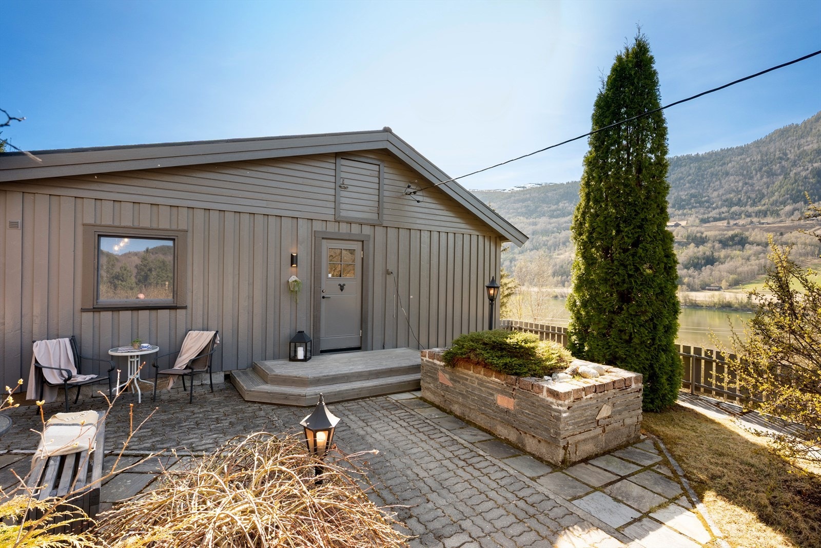 Boligen har en hyggelig adkomst m/belegningsstein og beplantning. Galleribilde