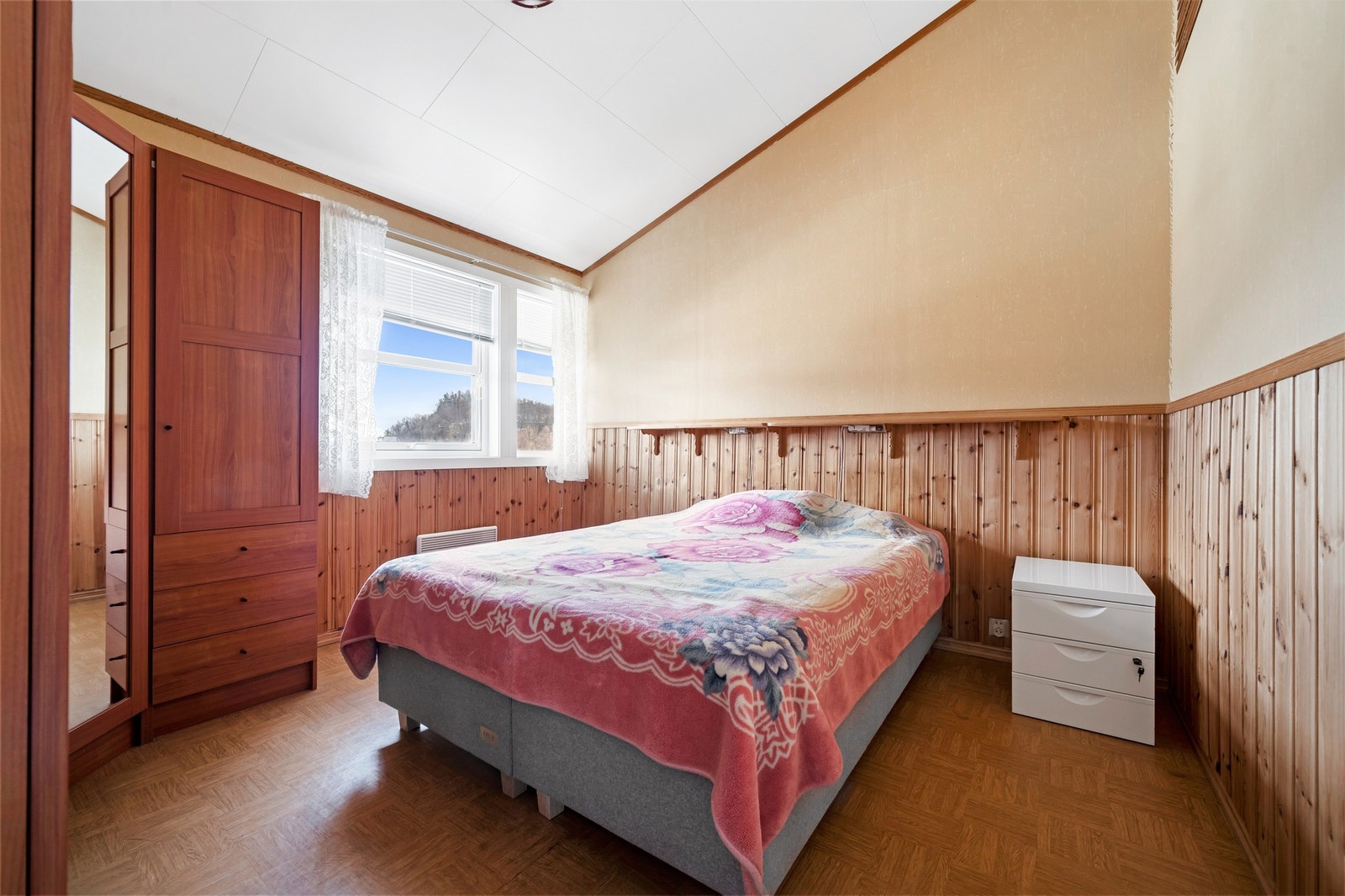 Soverom i 2.etasje med god plass for dobbeltseng. Galleribilde