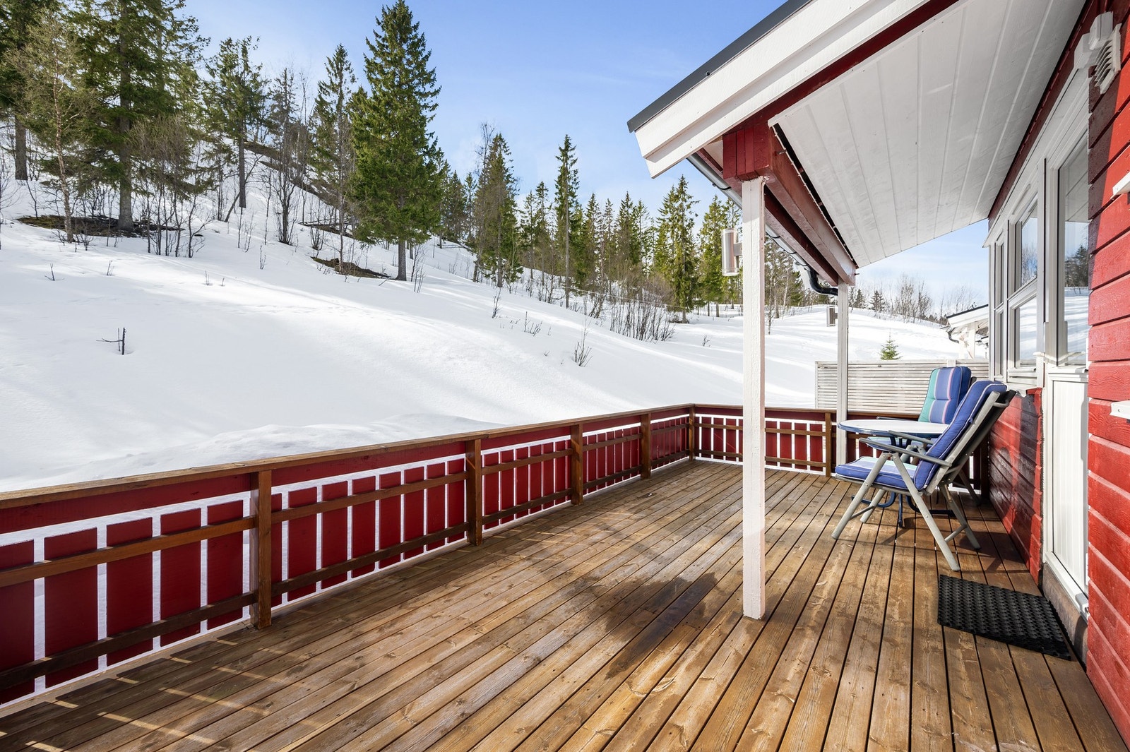 Terrasse med gode solforhold og grenser ut mot grøntareal. Galleribilde
