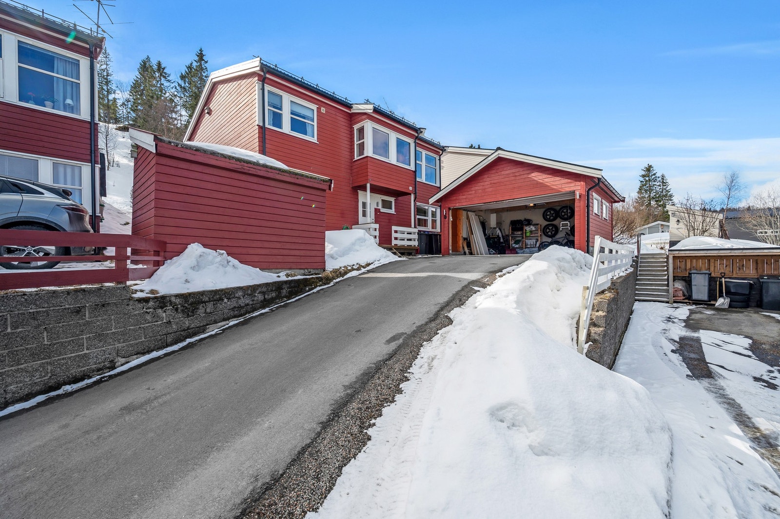 Boligen ligger fint til i feltet og har egen privat garasje like utenfor døra. Galleribilde