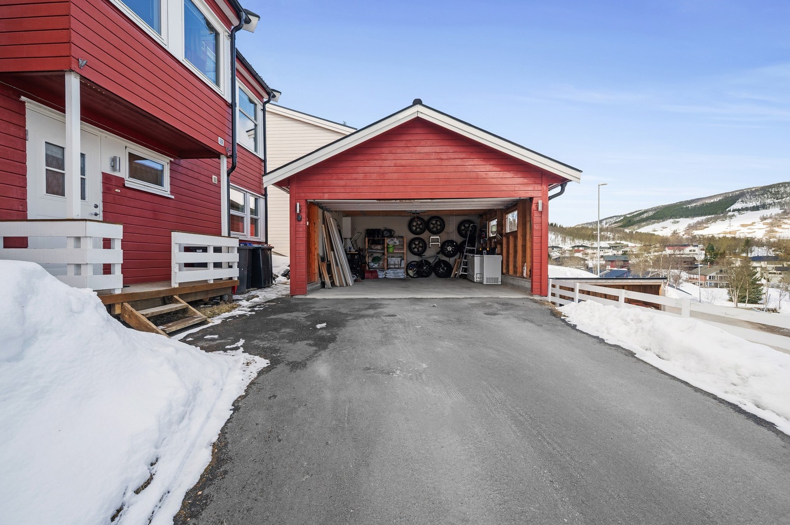 Gode parkering og oppbevaringsmuligheter i garasje, samt på tomt. Galleribilde