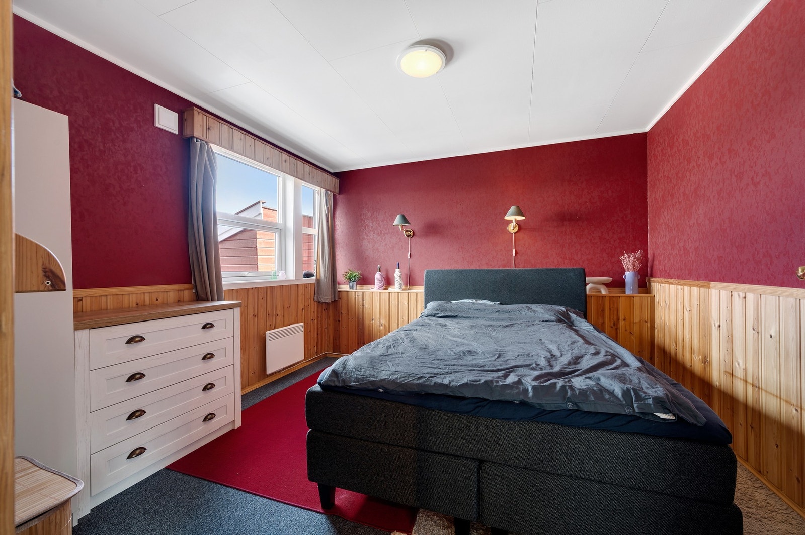Soverom nede med god plass for dobbeltseng og nattbord. Galleribilde
