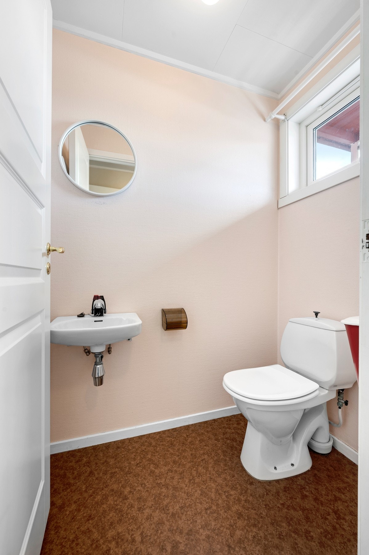 Toalettrom i tilknytning til entré. Galleribilde