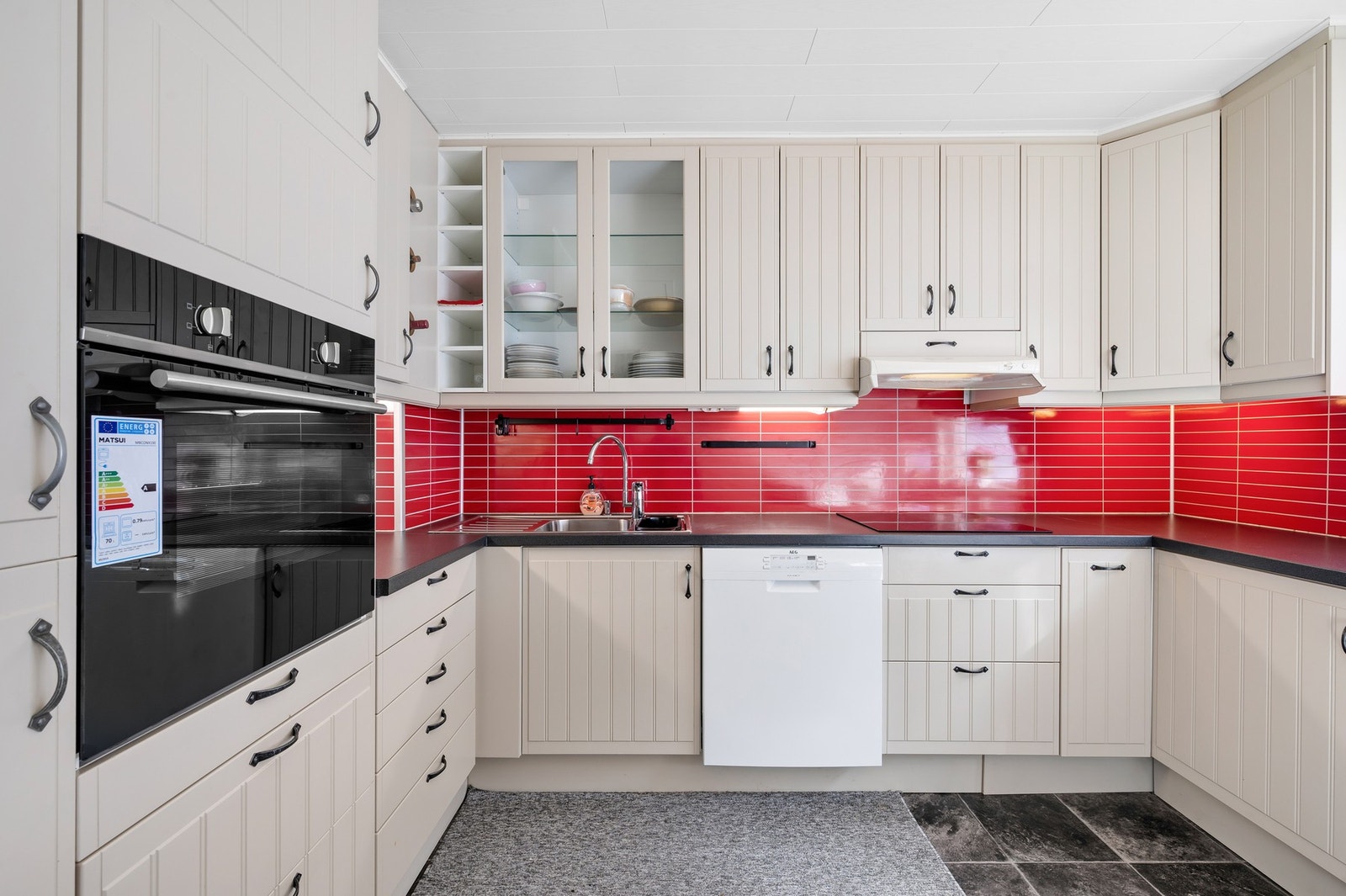 Ny stekeovn fra 2025, samt lys under overskap er også ny i 2025. Galleribilde