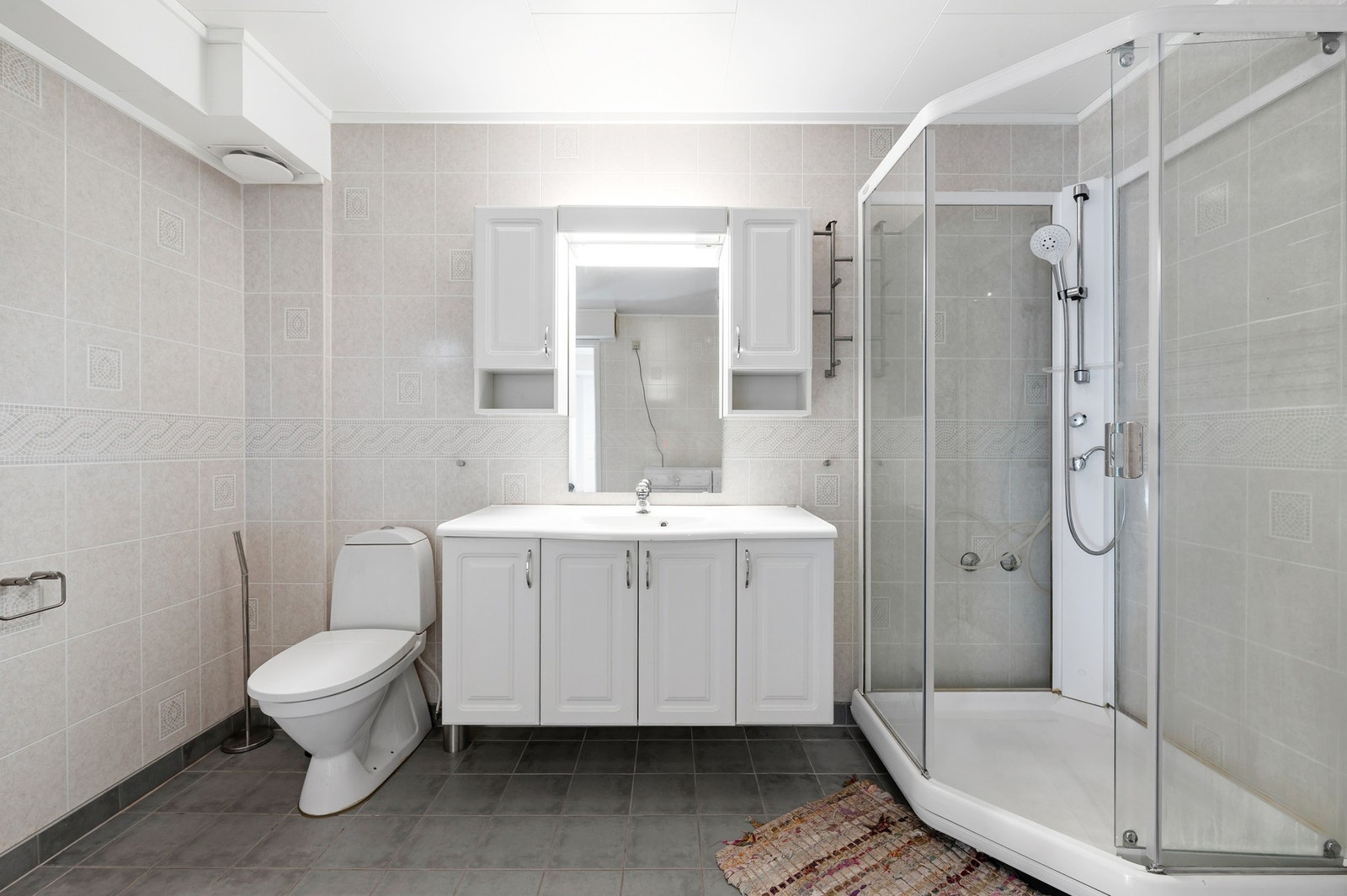 Bad fra 2008 med varmekabler i gulv og dusjkabinett. Galleribilde