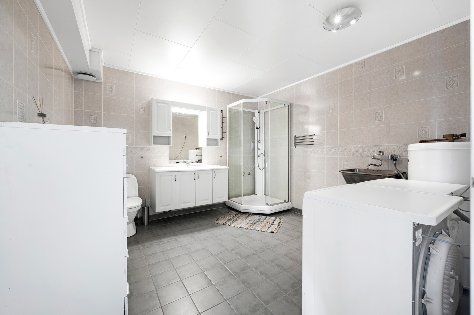 Opplegg for både vaskemaskin og tørketrommel. Galleribilde