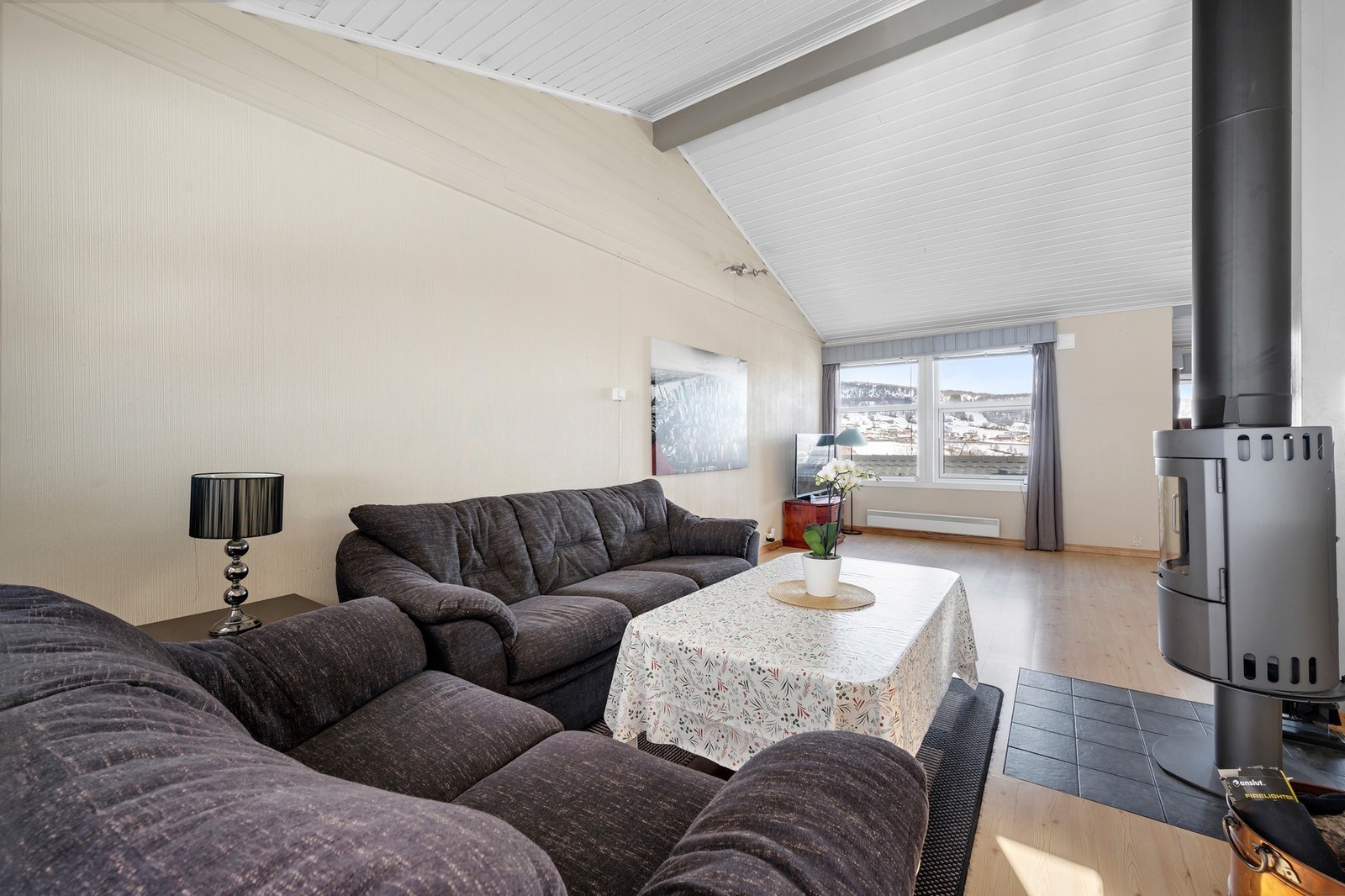 Gjennomlysning, samt den gode takhøyden gir en god romfølelse. Galleribilde