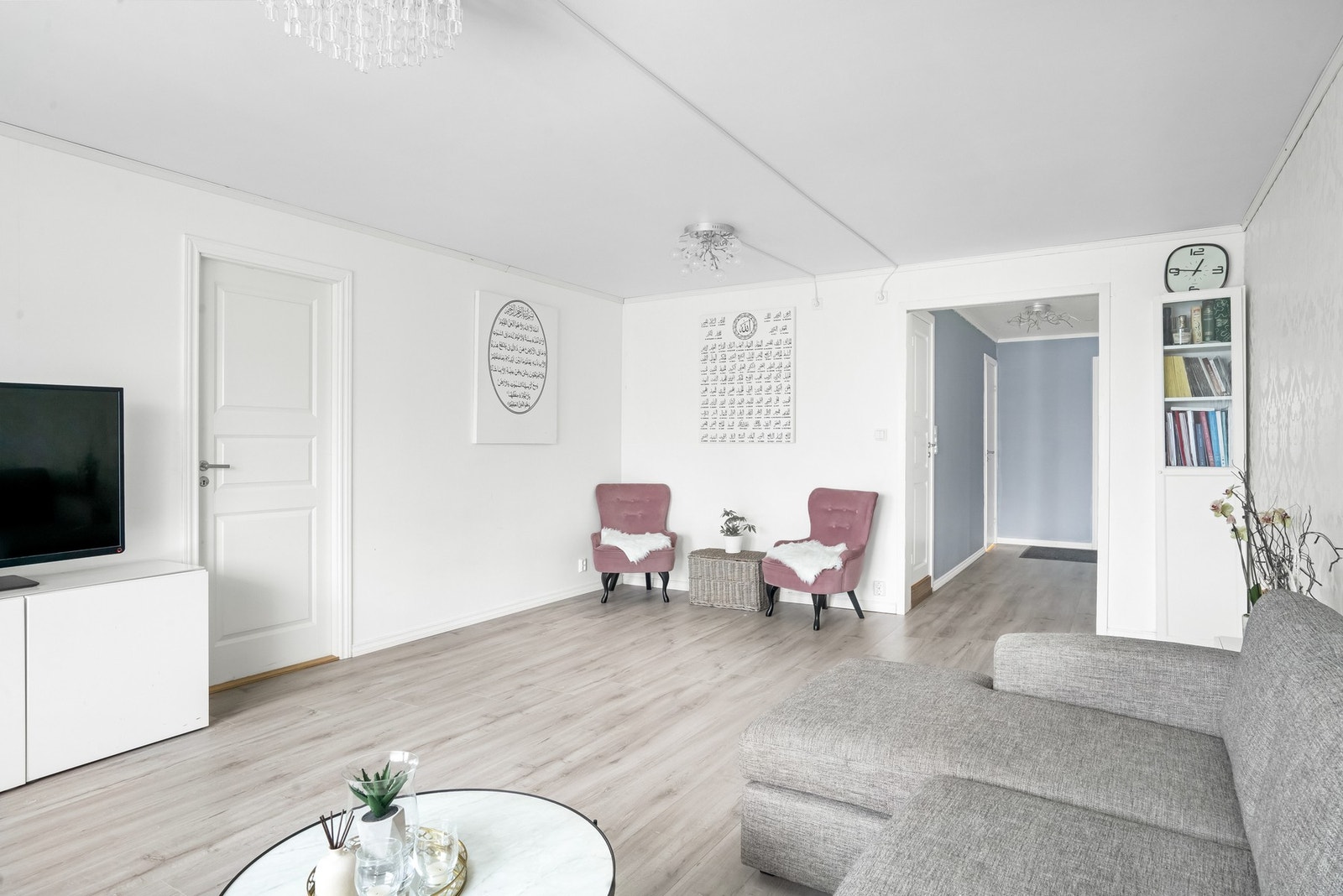 Stuen har godt med plass til både sofagruppe og spisegruppe. Galleribilde