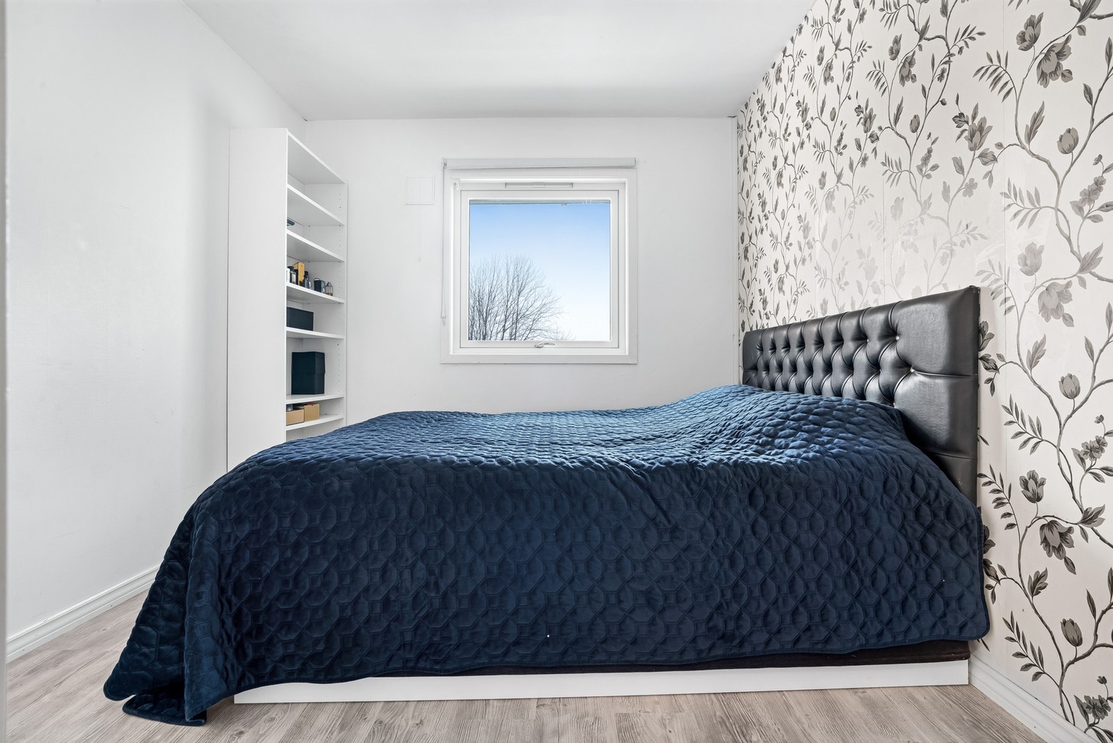 Leiligheten har 3 soverom. Hovedsoverommet har adkomst fra stue og har eget walk in closet. Galleribilde