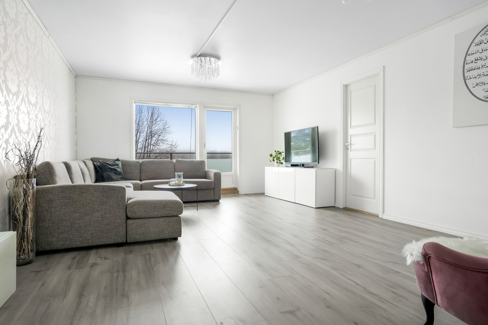 Lys og romslig stue. Galleribilde