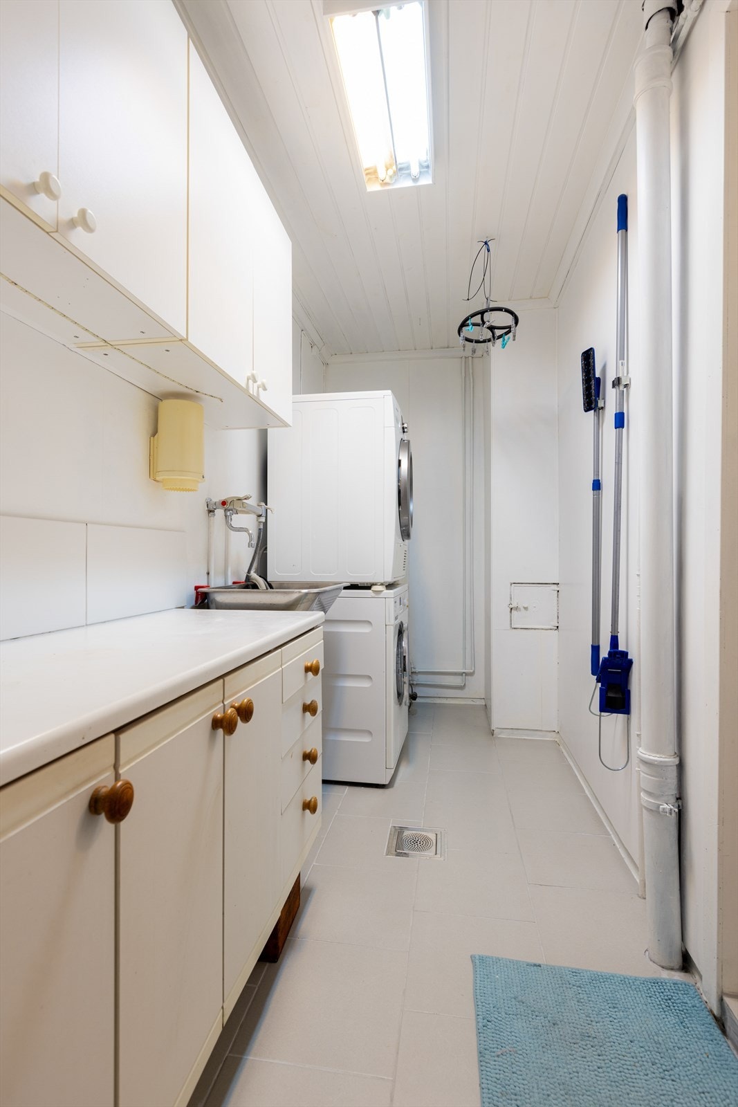 Boligen har eget vaskerom på 5 m2 som er praktisk innredet med både skap- og benkeplass. Vaskerommet er også innredet med vaskekum og opplegg for vaskemaskin. Overflater er flis på gulv, malte plater på vegger og malt panel i tak. Galleribilde