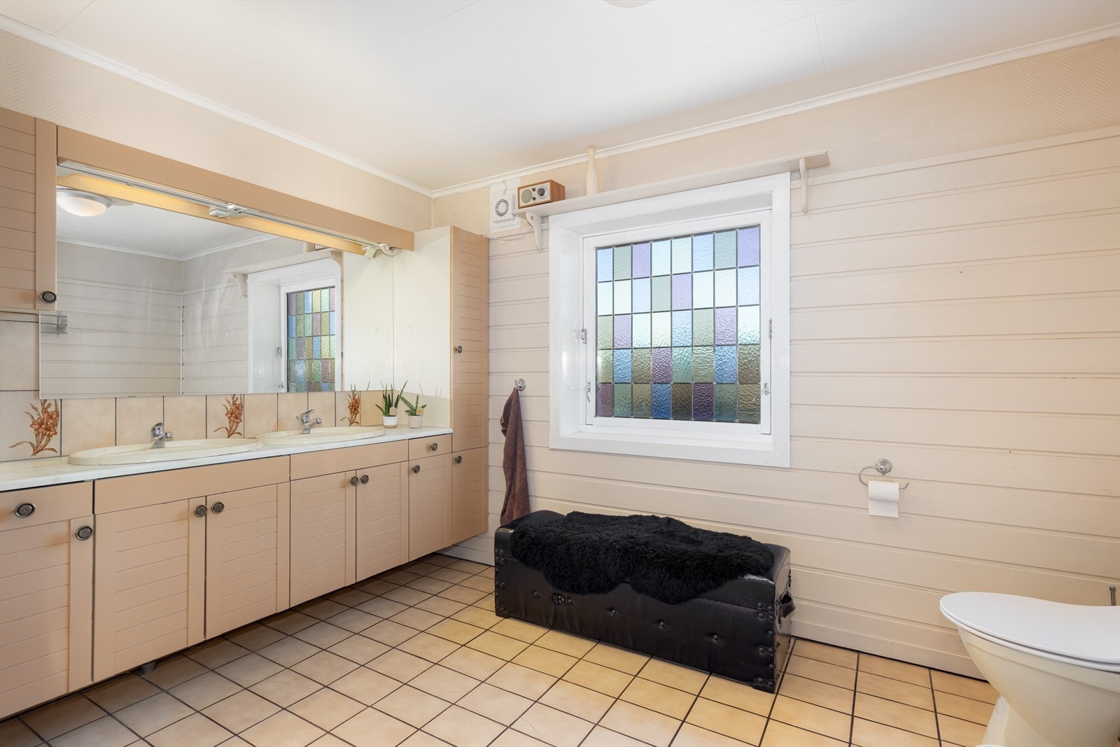 Badet på 8 m2 har meget god oppbevaringsplass i innredning langs hele den ene veggen, med dobbel vaskeservant og stort speil med overlys og el-stikk. Galleribilde