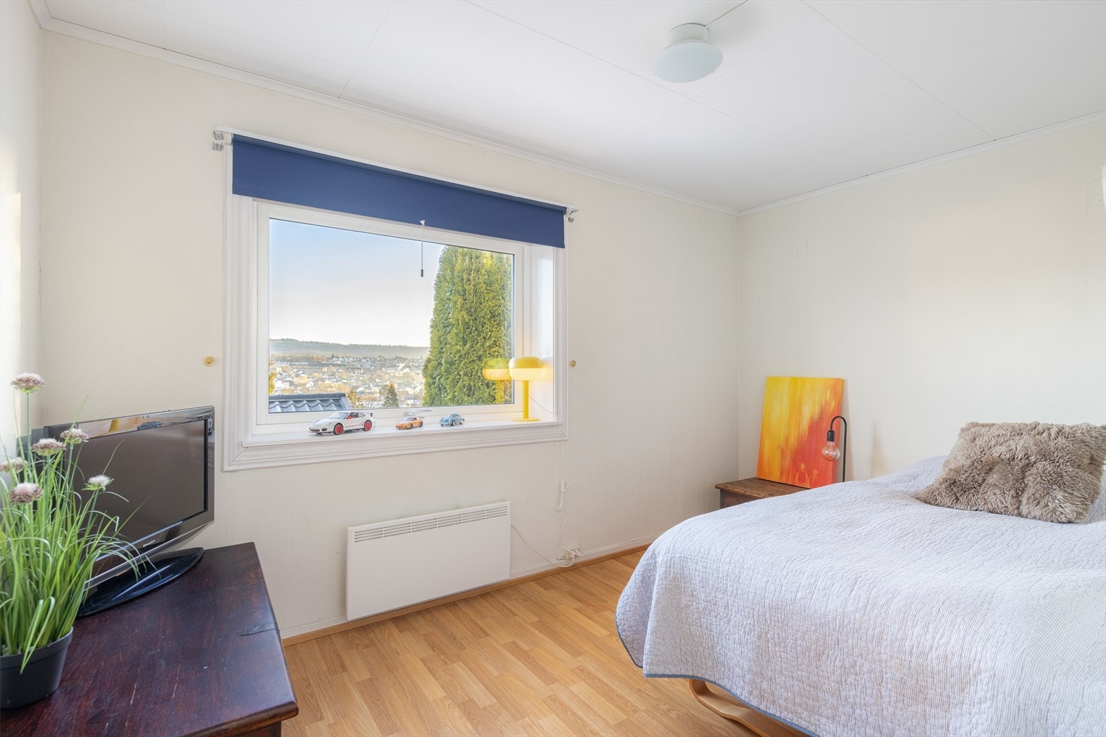 Et av boligens tilsammen tre soverom ligger i 1. etasje og er på 16 m2. Overflater i rommet er laminat på gulv og malt panel på vegger og i tak, og det er montert garderobeskap. Galleribilde