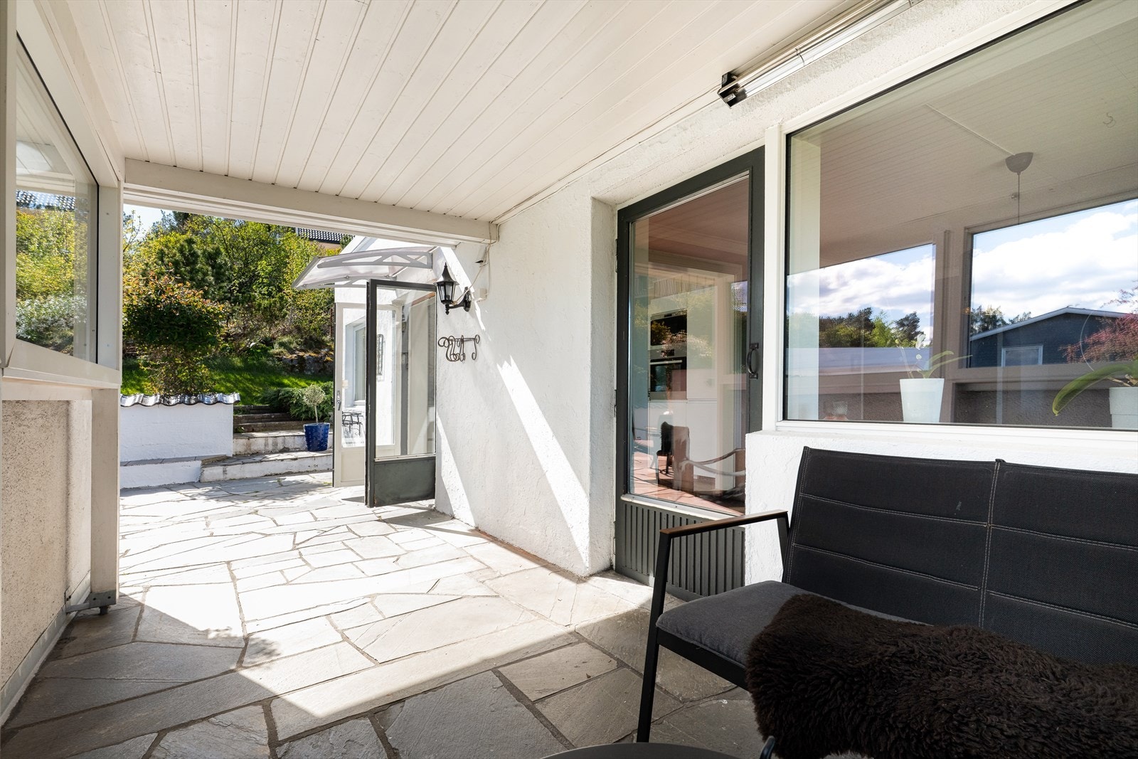 Overbygd veranda ut i fra stue med varmelampe Galleribilde