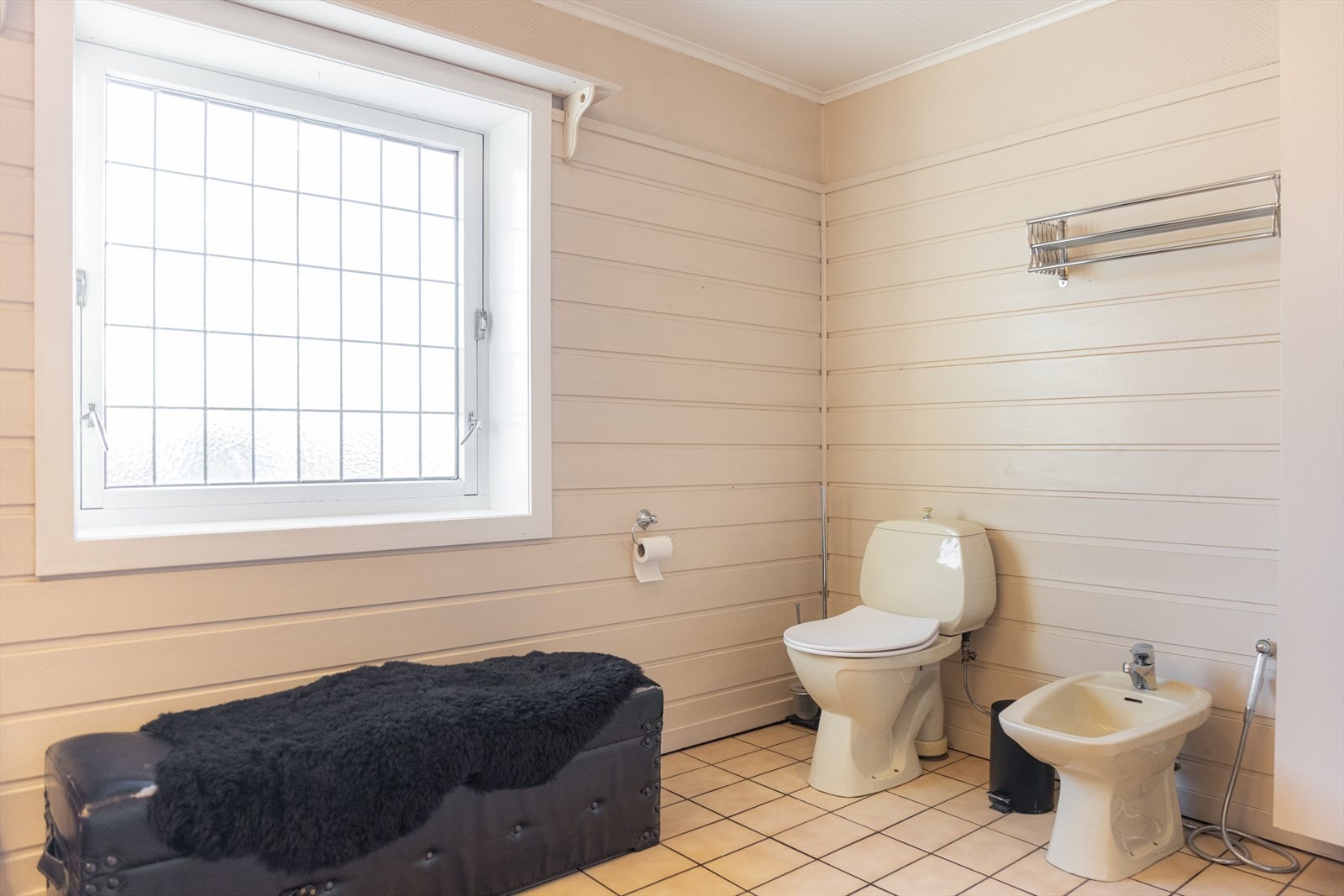 Badet er også innredet med toalett og bidè. Galleribilde
