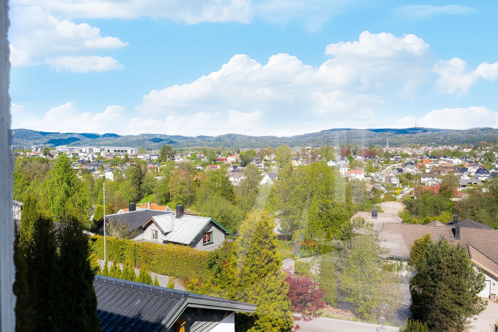 Stuen har elektriske utvendige persienner på vinduer mot øst. Galleribilde