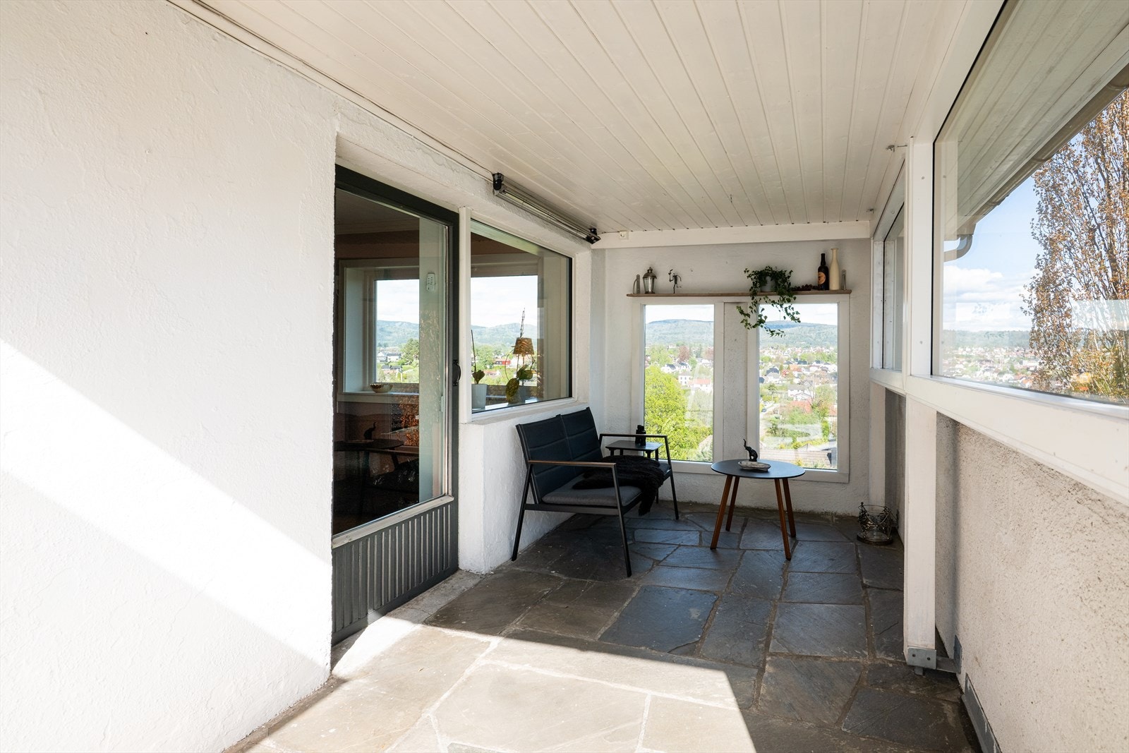 Her er det glass ute på veranda og med overbygg hvor du sitter lunt og godt - flott utsikt og godt med lysinnslipp Galleribilde