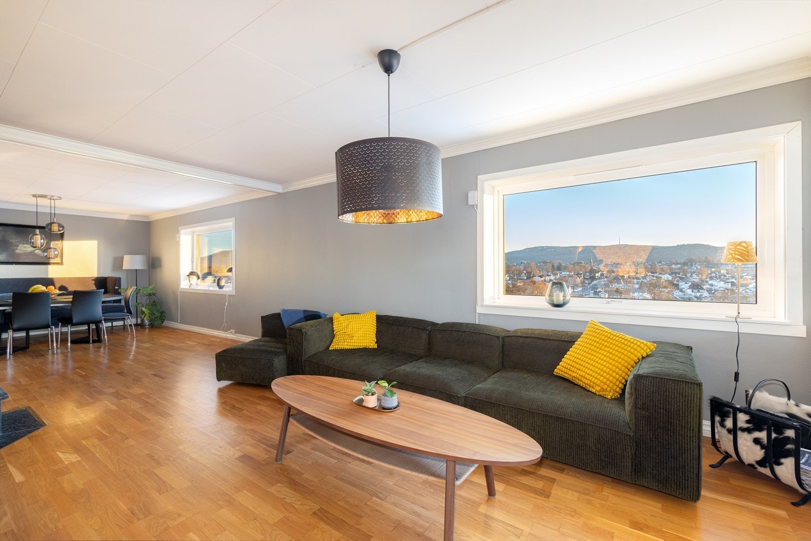 Den todelte stuen er på romslige 54 m2 og har nydelig, vidstrakt utsikt ned mot byen og over mot fjellområdene rundt Vealøs. Galleribilde