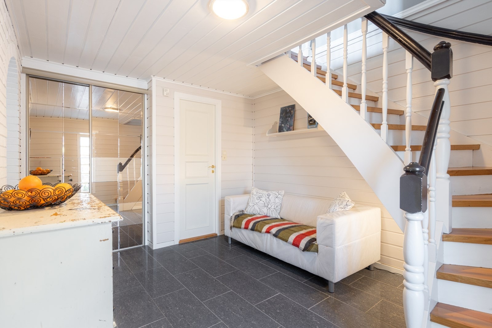 Her er det god oppbevaringsplass i skyvedørsgarderobe med speildører, samt at det er plass til mindre møblering. Galleribilde
