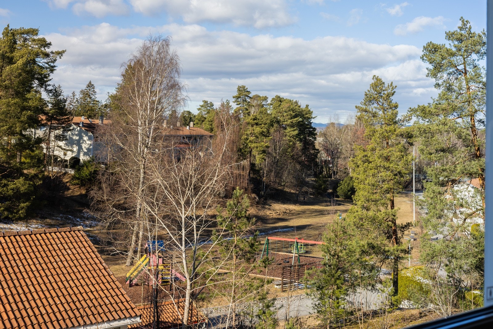 Store vindusflater slipper inn mye naturlig lys og gir en fin utsikt mot omgivelsene. Galleribilde