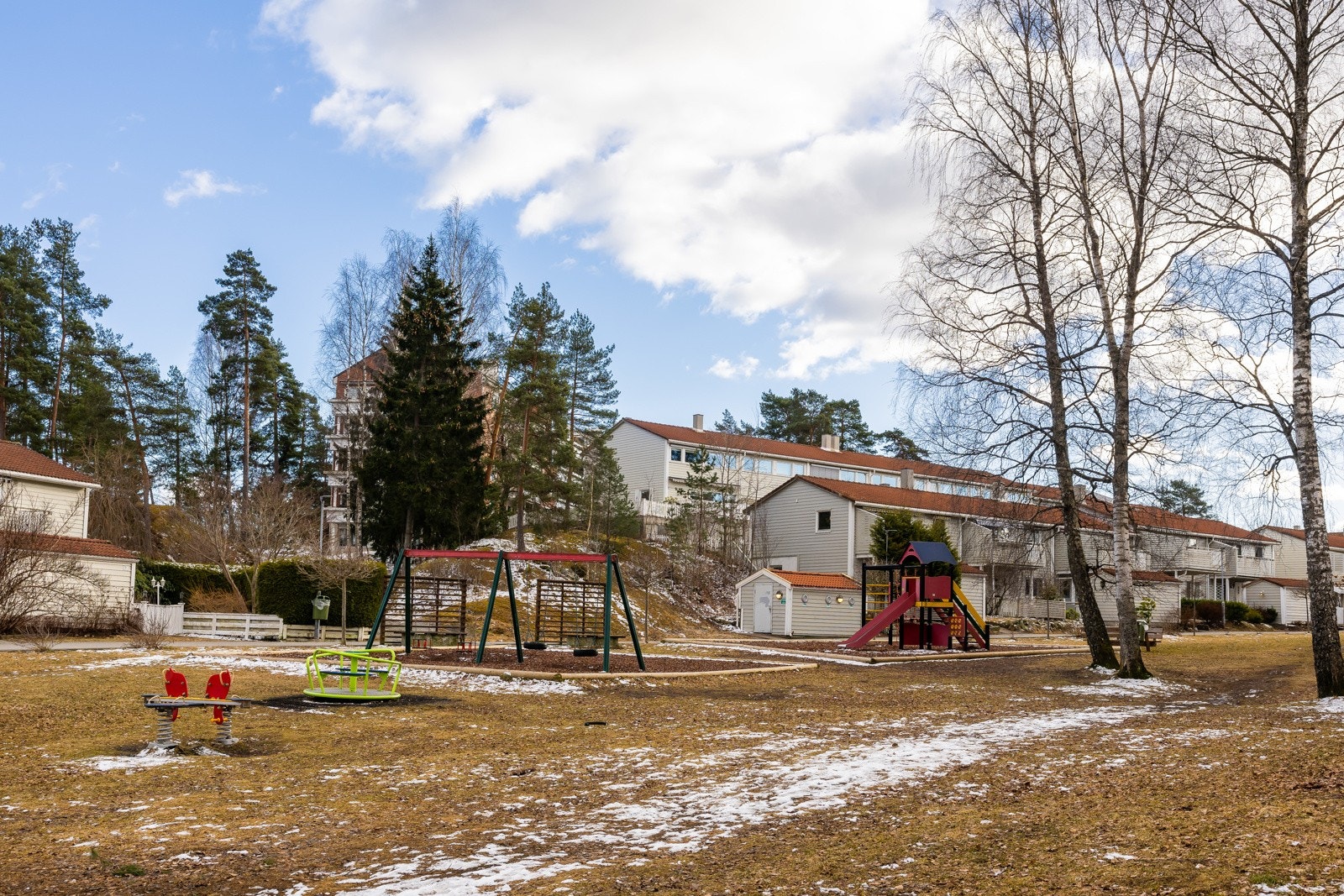 Boligen ligger i et skjermet og barnevennlig boligområde med nærhet til skoler, barnehager, kollektivtransport og daglige servicetilbud Galleribilde