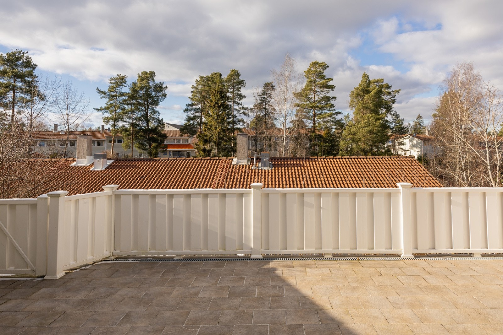 Fra stuen er det utgang til uteområde, som forlenger bruken av rommet gjennom store deler av året. Galleribilde