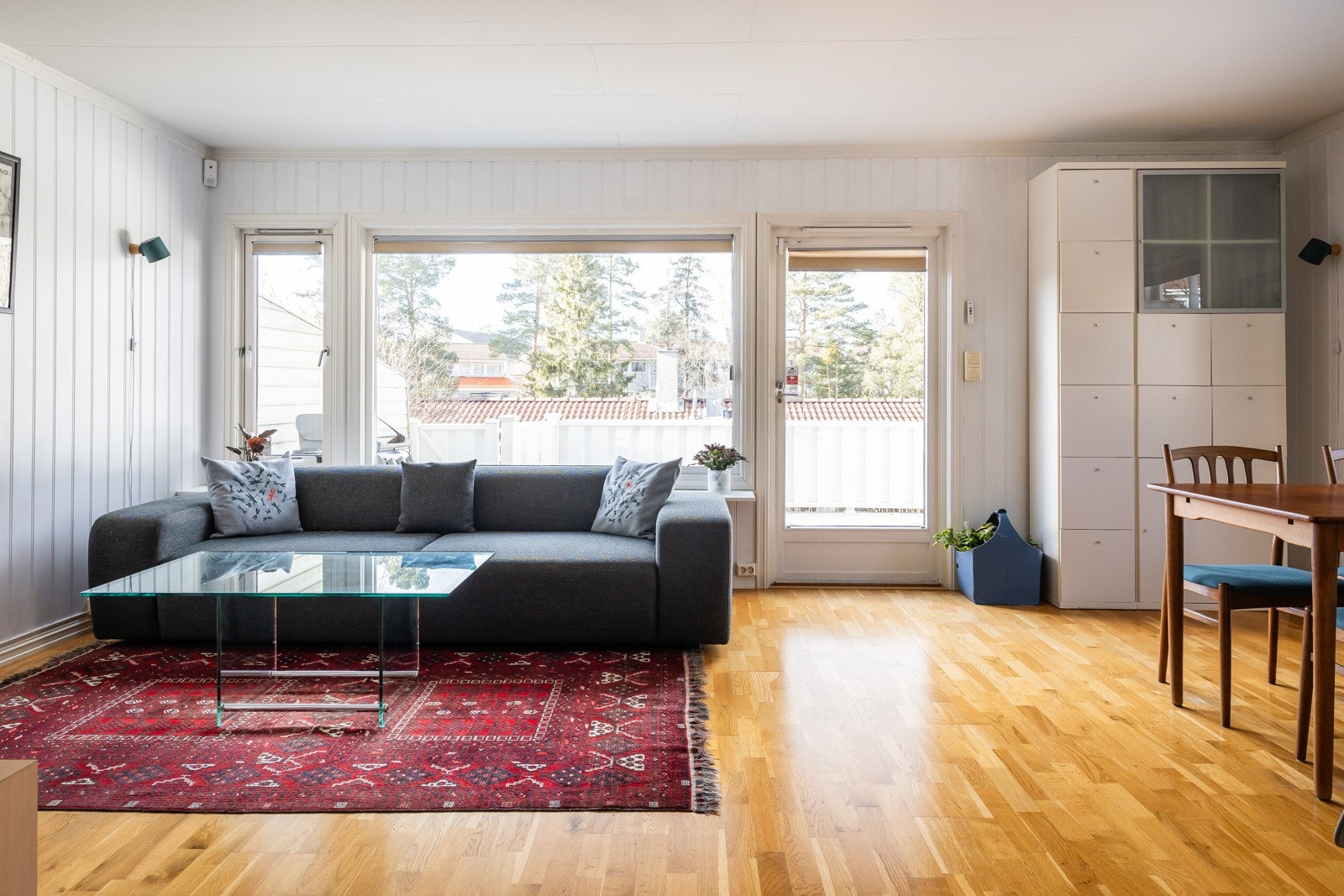 Boligen har en lys og romslig stue med store vindusflater som slipper inn rikelig med naturlig lys. Galleribilde