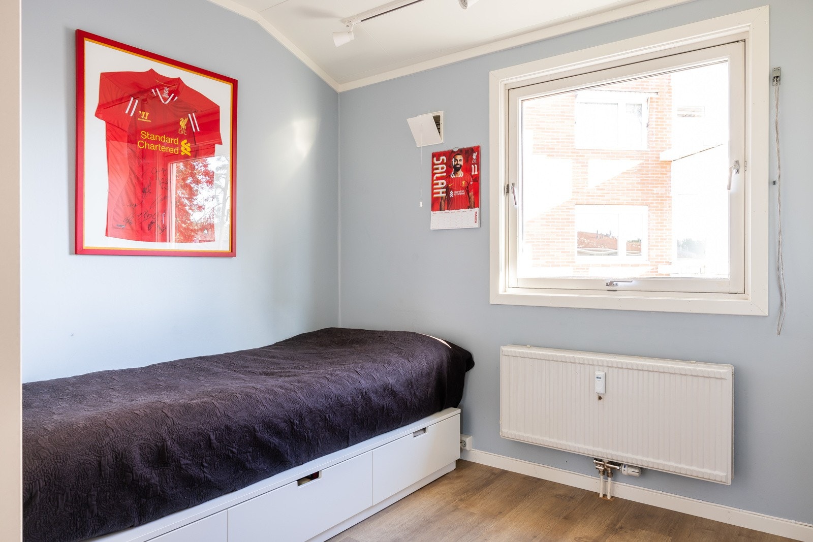 Innebygd skyvedørsgarderobe også på dette rommet. Galleribilde