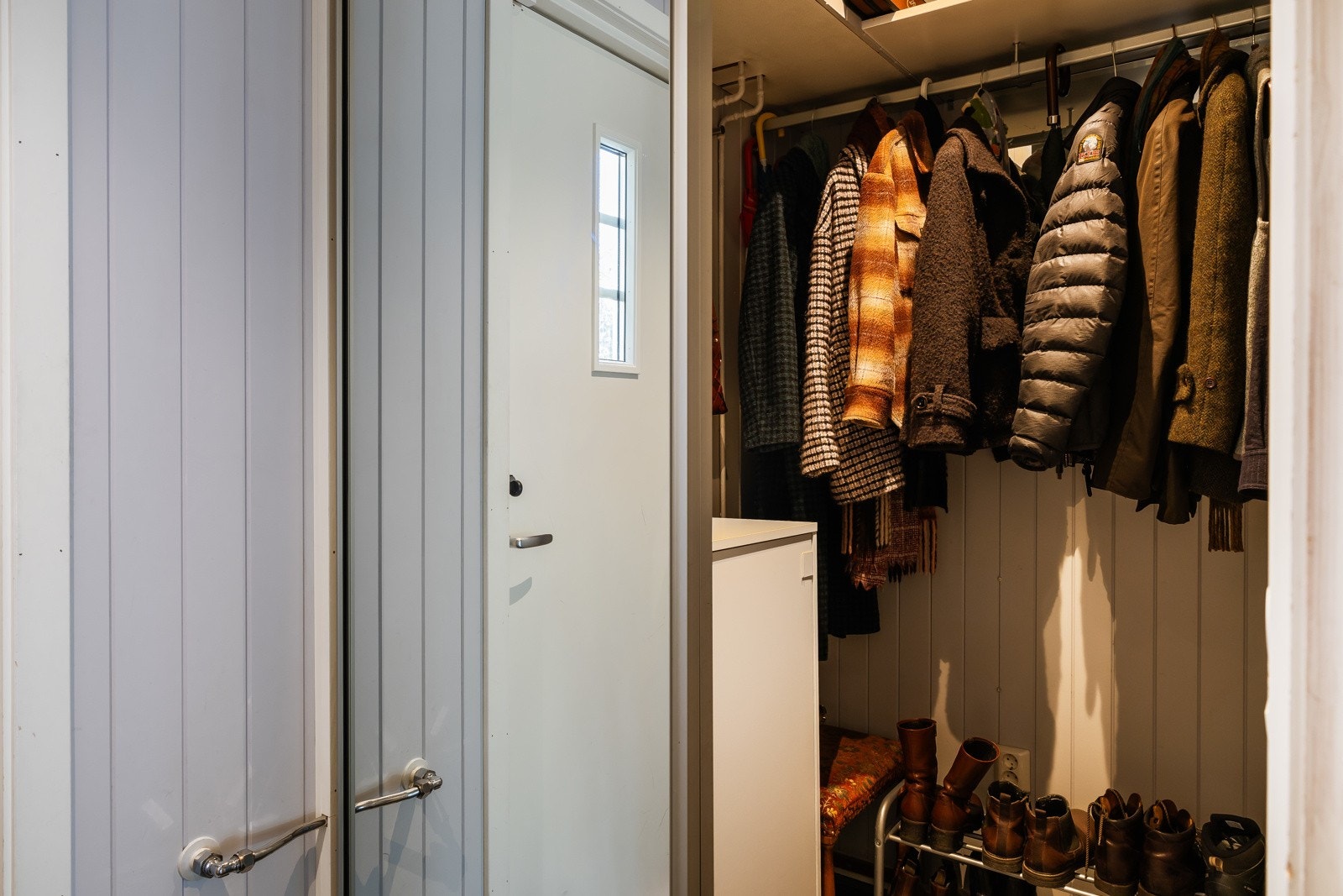Boligen har en praktisk entré med god plass til oppbevaring av yttertøy og sko. Galleribilde