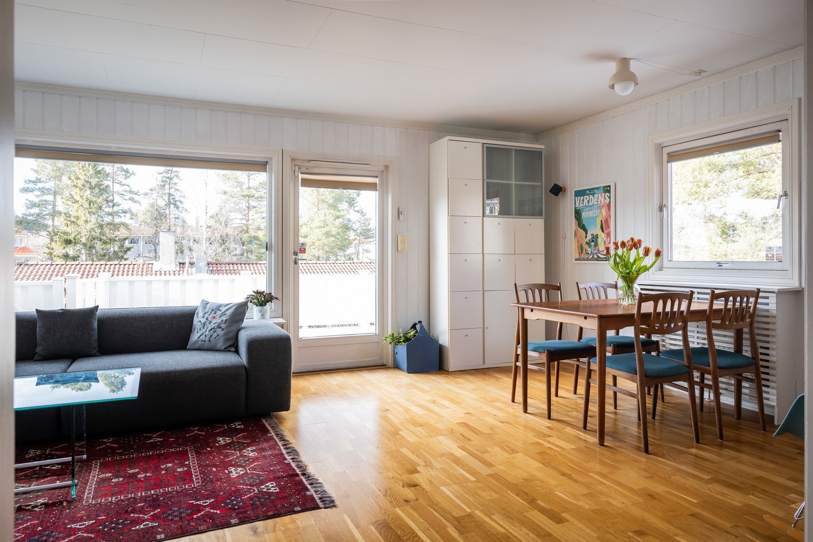 Dette innholdsrike rekkehuset strekker seg over 2 plan og byr på en gjennomtenkt planløsning med lyse, romslige oppholdsrom og 3 flotte soverom familievennlig samlet på samme plan. Galleribilde
