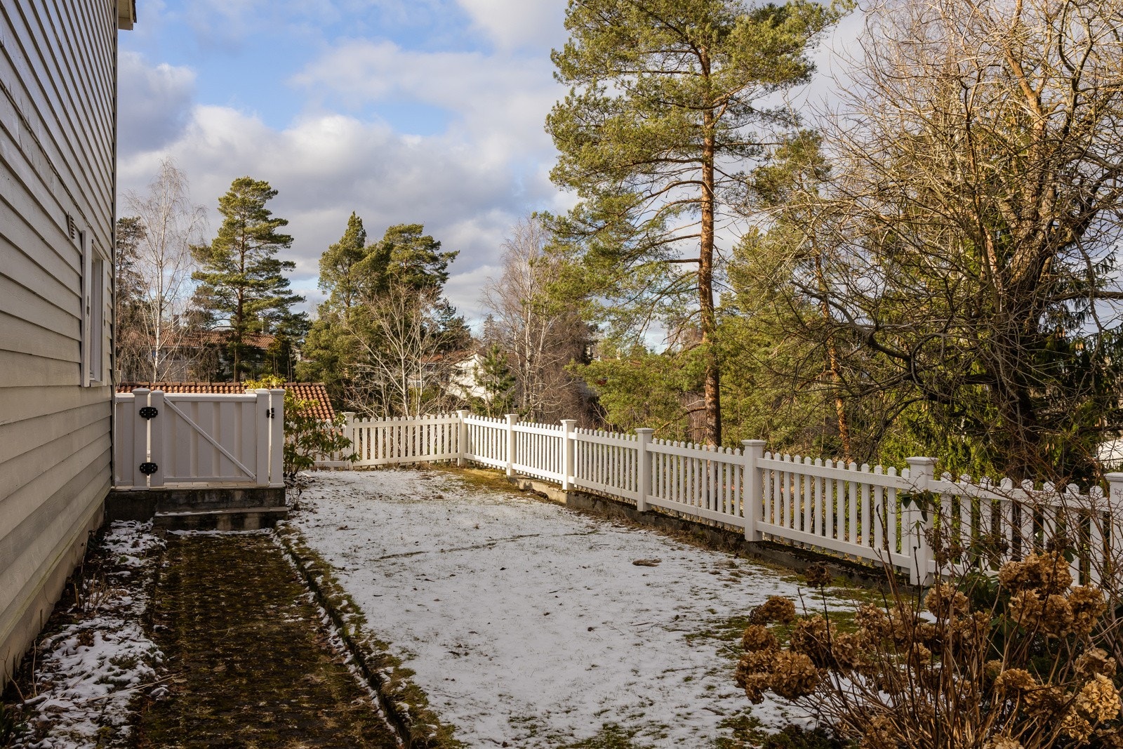 Egen inngjerdet hage. Praktiske boder for oppbevaring under hele terrassen. Galleribilde