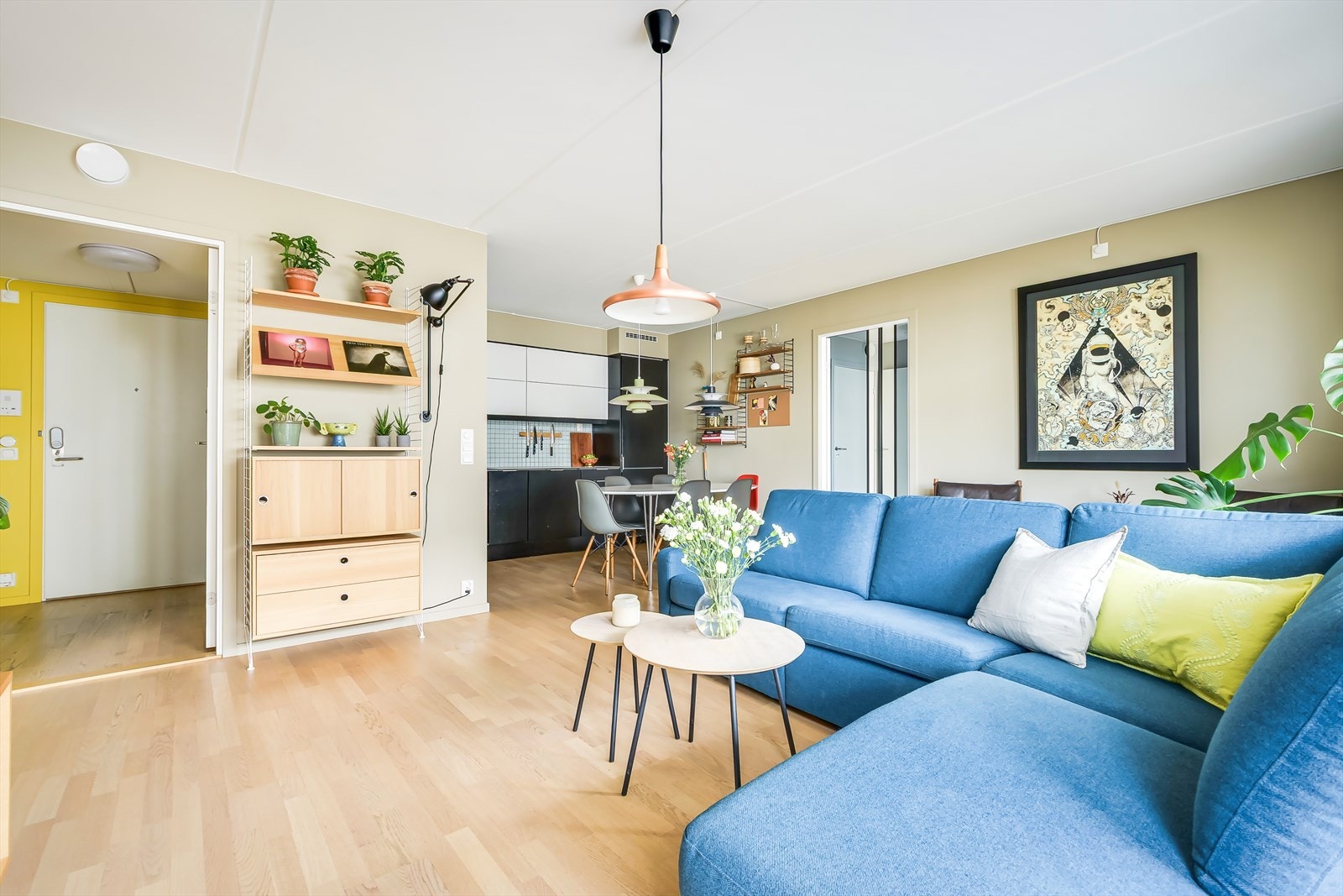 Den åpne løsningen gir et sosialt allrom med plass til mange. Galleribilde