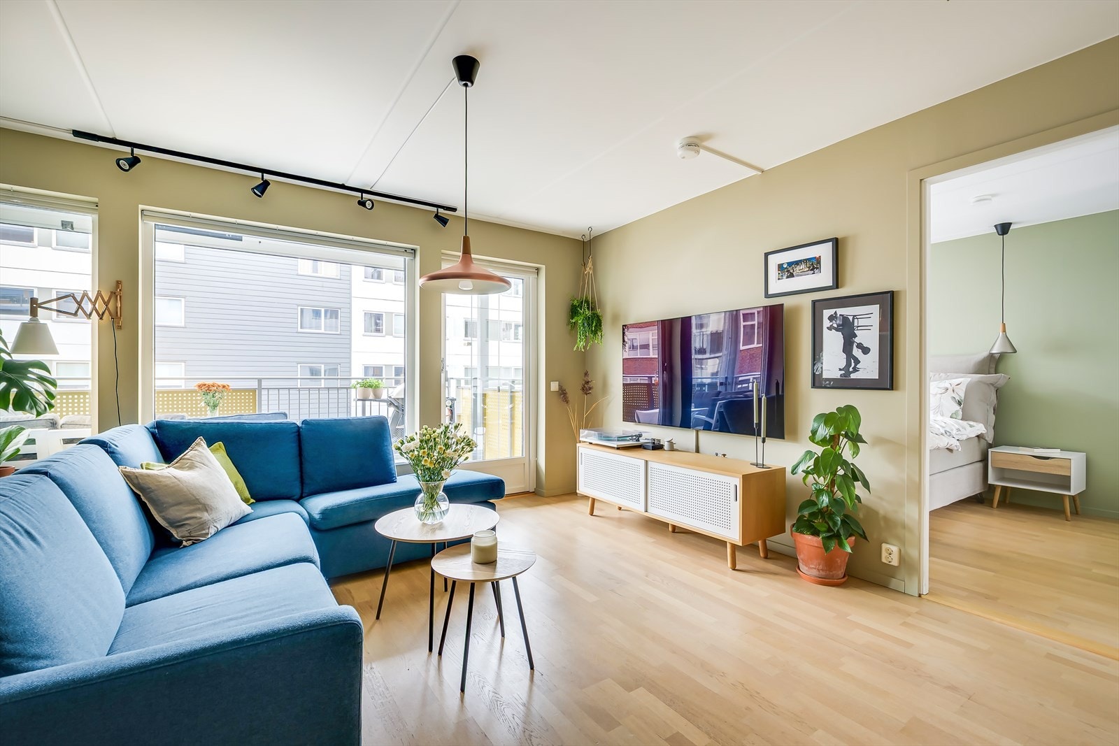 Fra stuen har du adkomst til en romslig innglasset balkong, som fungerer som er forlengelse av stuen store deler av året. Galleribilde