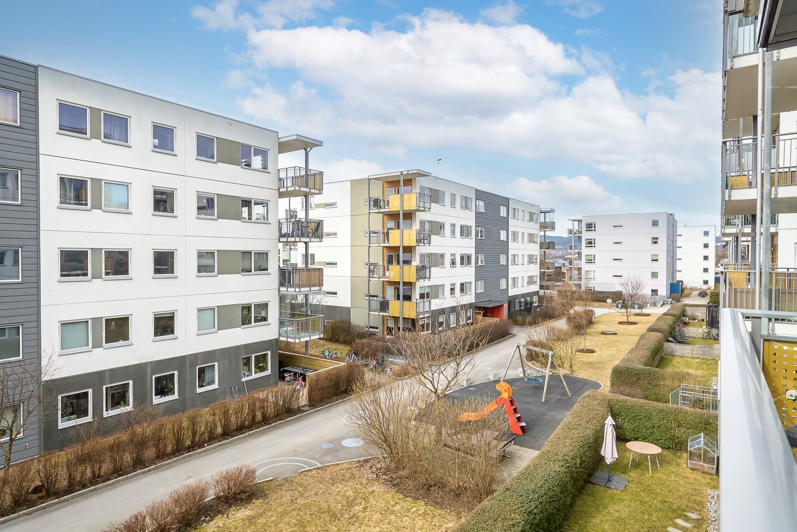 Utsikt mot lekeplass og fellesområder. Galleribilde