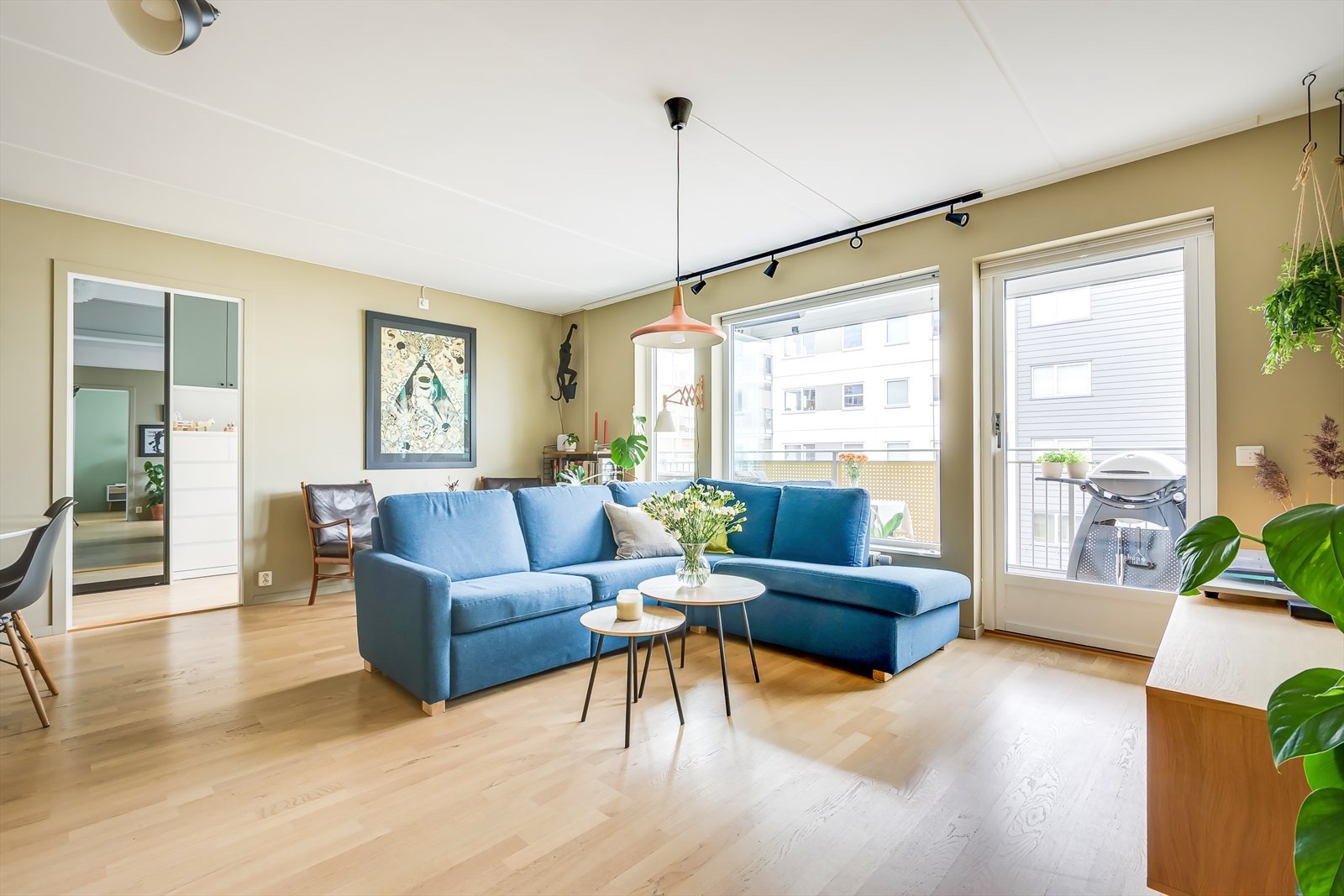 Leiligheten ligger flott til på i 3. etasje og har en luftig planløsning med åpen stue/kjøkkenløsning, bad, to soverom, innvendig bod og entré. Galleribilde