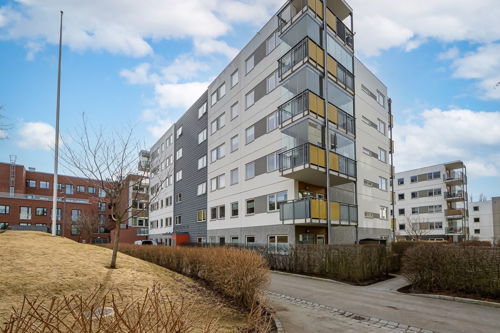 Her bor du i et moderne boligområde med "alt" i nærheten. Galleribilde