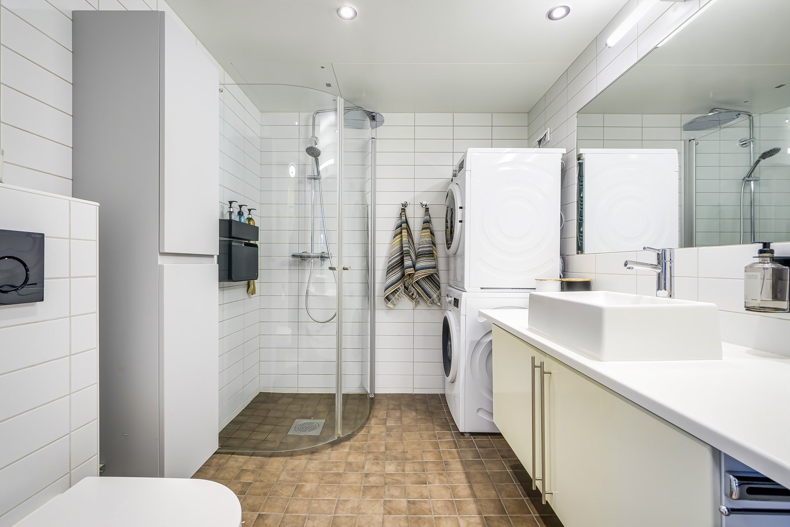 Det lyst flislagte badet har varmekabler i gulv. Galleribilde